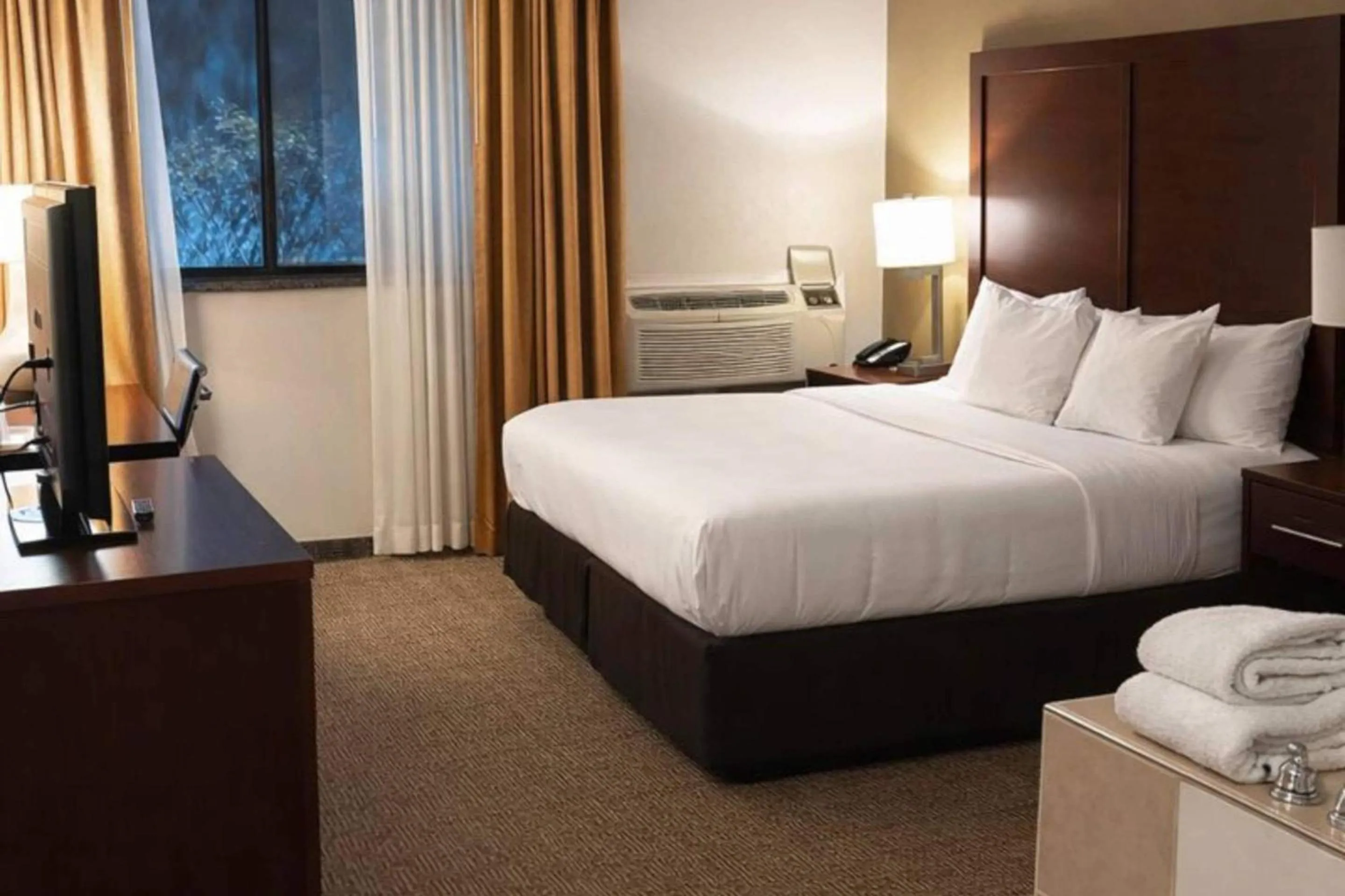 Bedroom, Bed in Comfort Inn Farmington Hills - Novi-Royal oaks-Southfield-Detroit Northwest