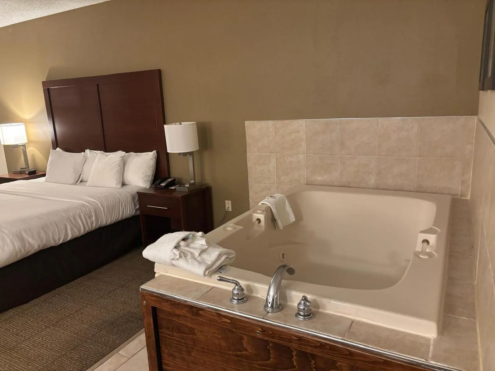 Hot Tub, Bed in Comfort Inn Farmington Hills - Novi-Royal oaks-Southfield-Detroit Northwest