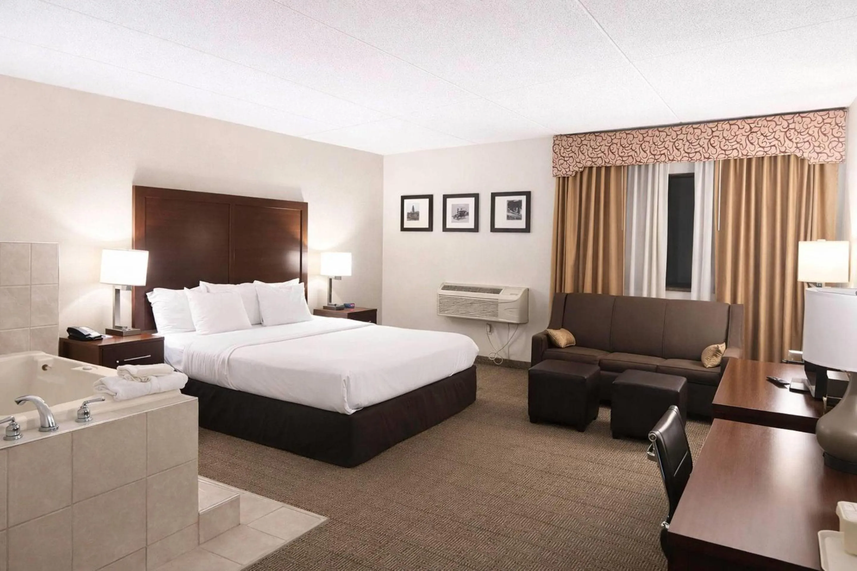 Bedroom, Bed in Comfort Inn Farmington Hills - Novi-Royal oaks-Southfield-Detroit Northwest