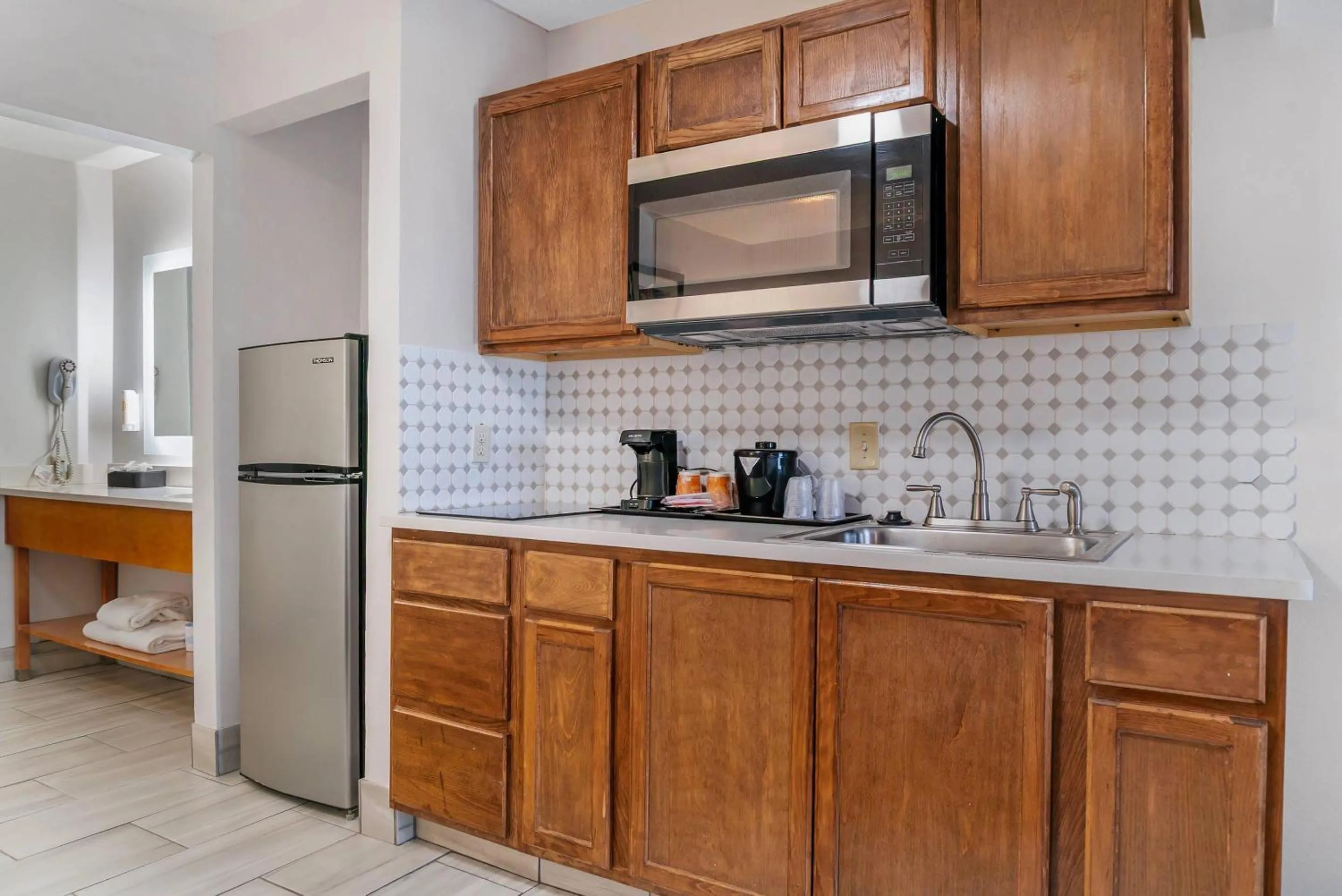 Bedroom in Comfort Suites Auburn Hills-Detroit