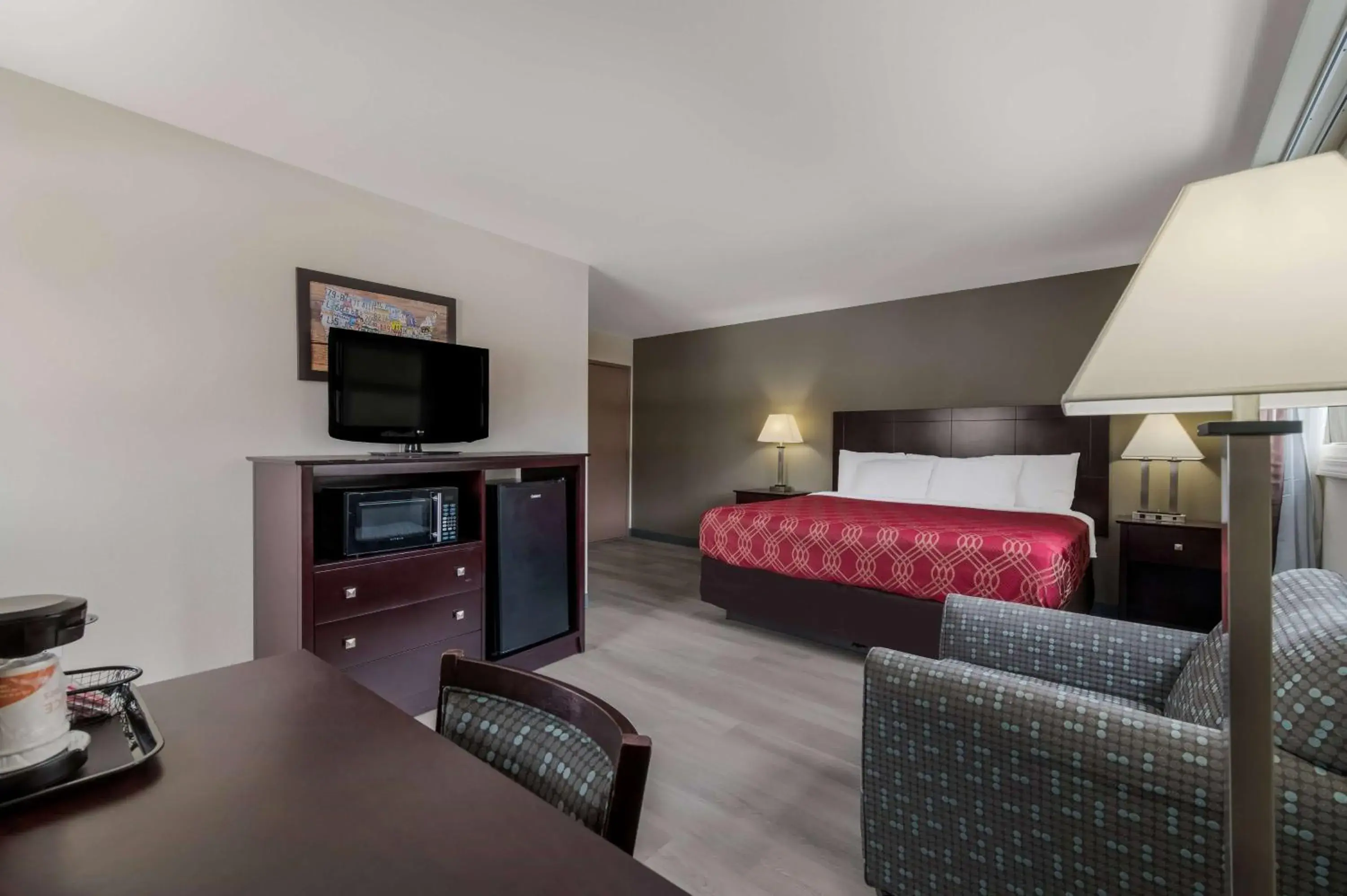 Deluxe King Room - Non-Smoking in Baymont by Wyndham Iron Mountain Deluxe King Room - Non-Smoking in Baymont by Wyndham Iron Mountain