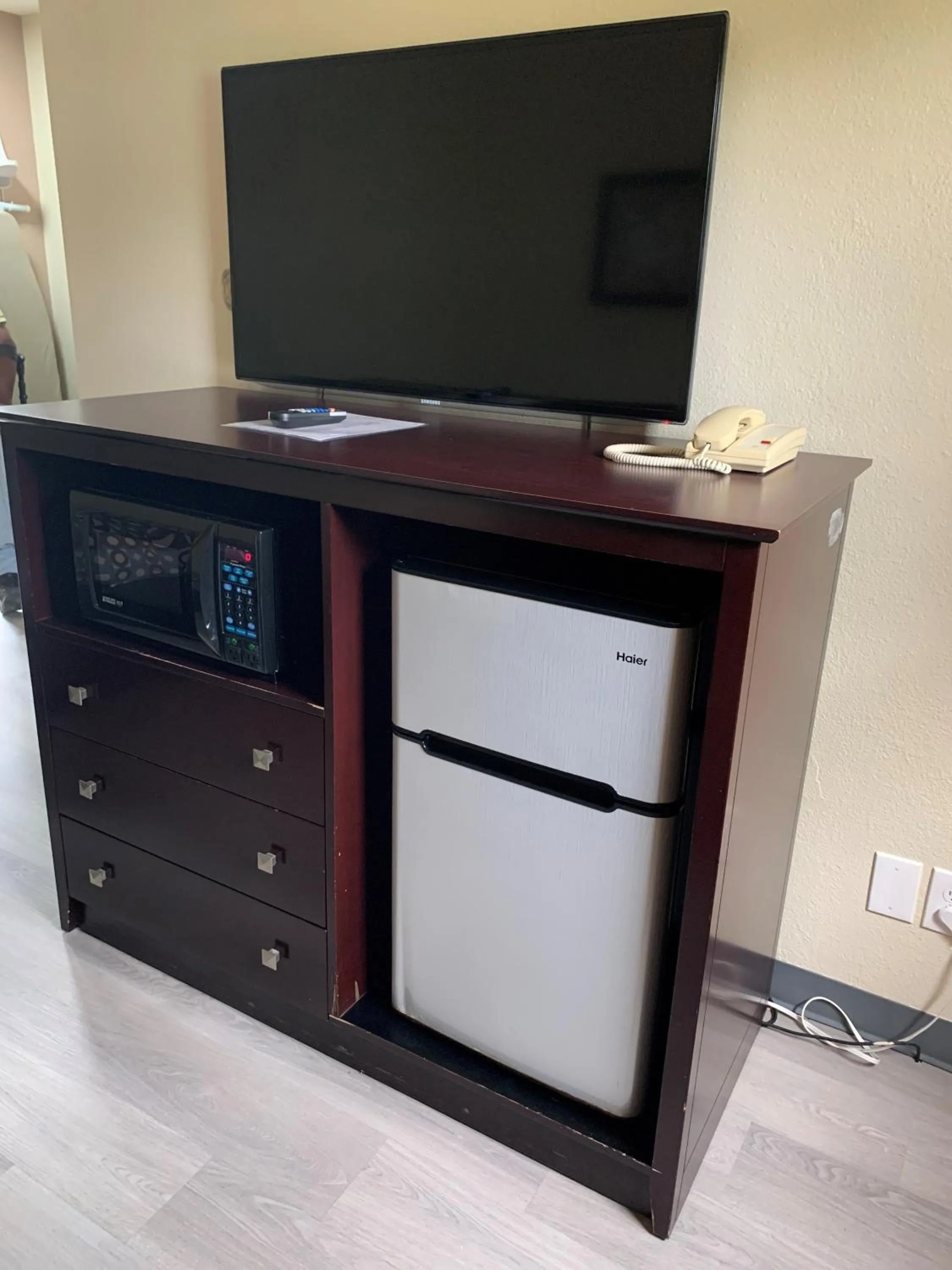 TV and multimedia in Baymont by Wyndham Iron Mountain