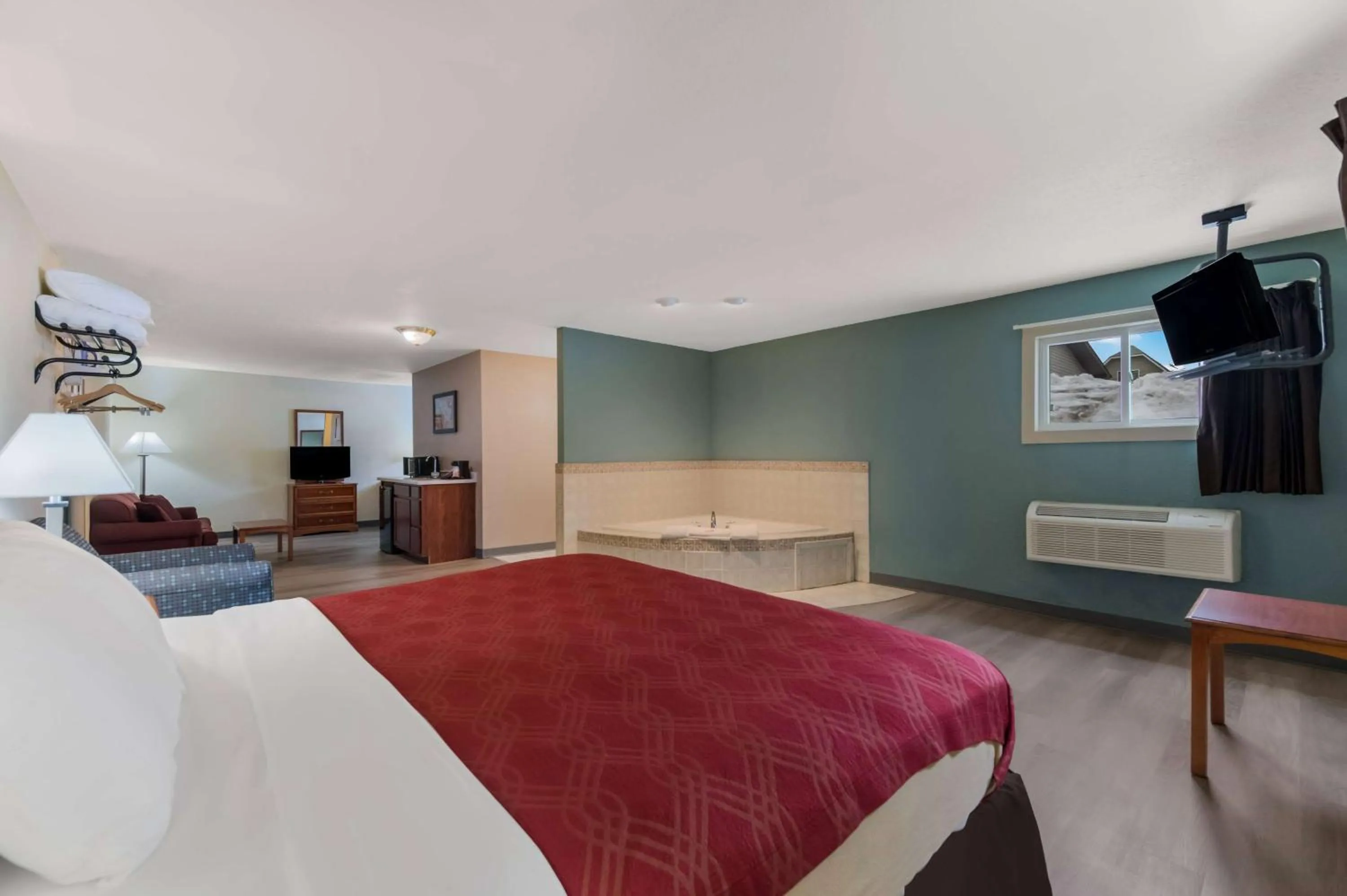 Photo of the whole room, Bed in Baymont by Wyndham Iron Mountain