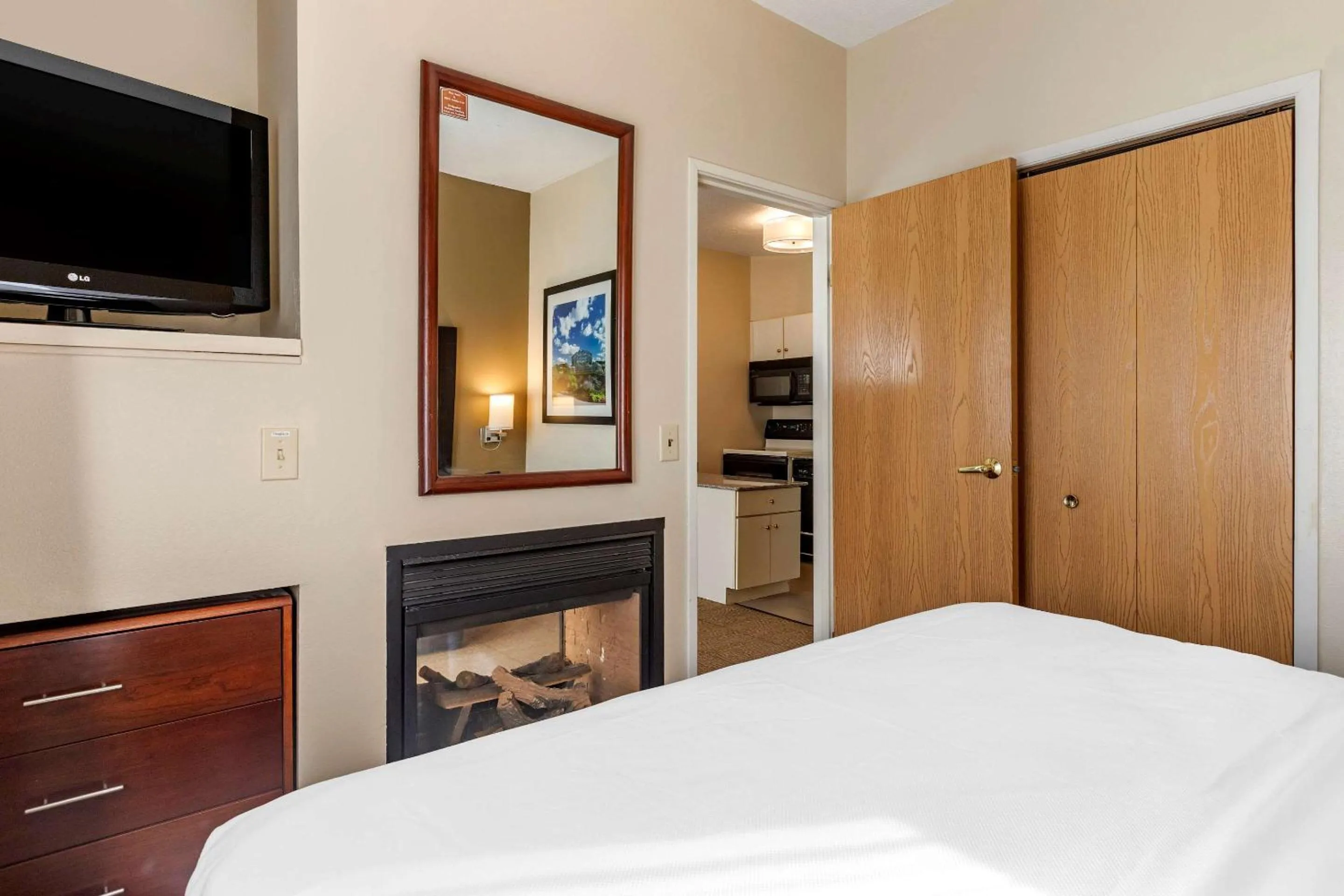 Photo of the whole room, Bed in Comfort Inn & Suites Paw Paw