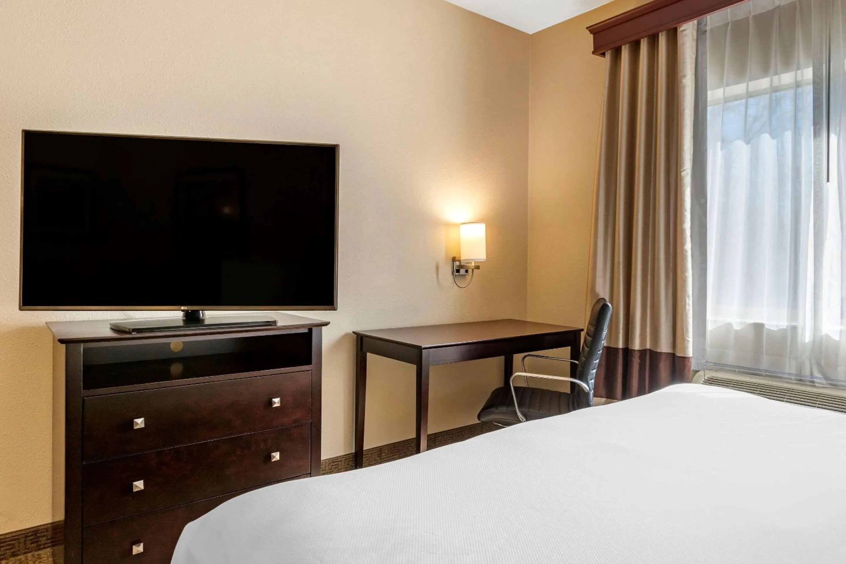 Photo of the whole room, Bed in Comfort Inn & Suites Paw Paw