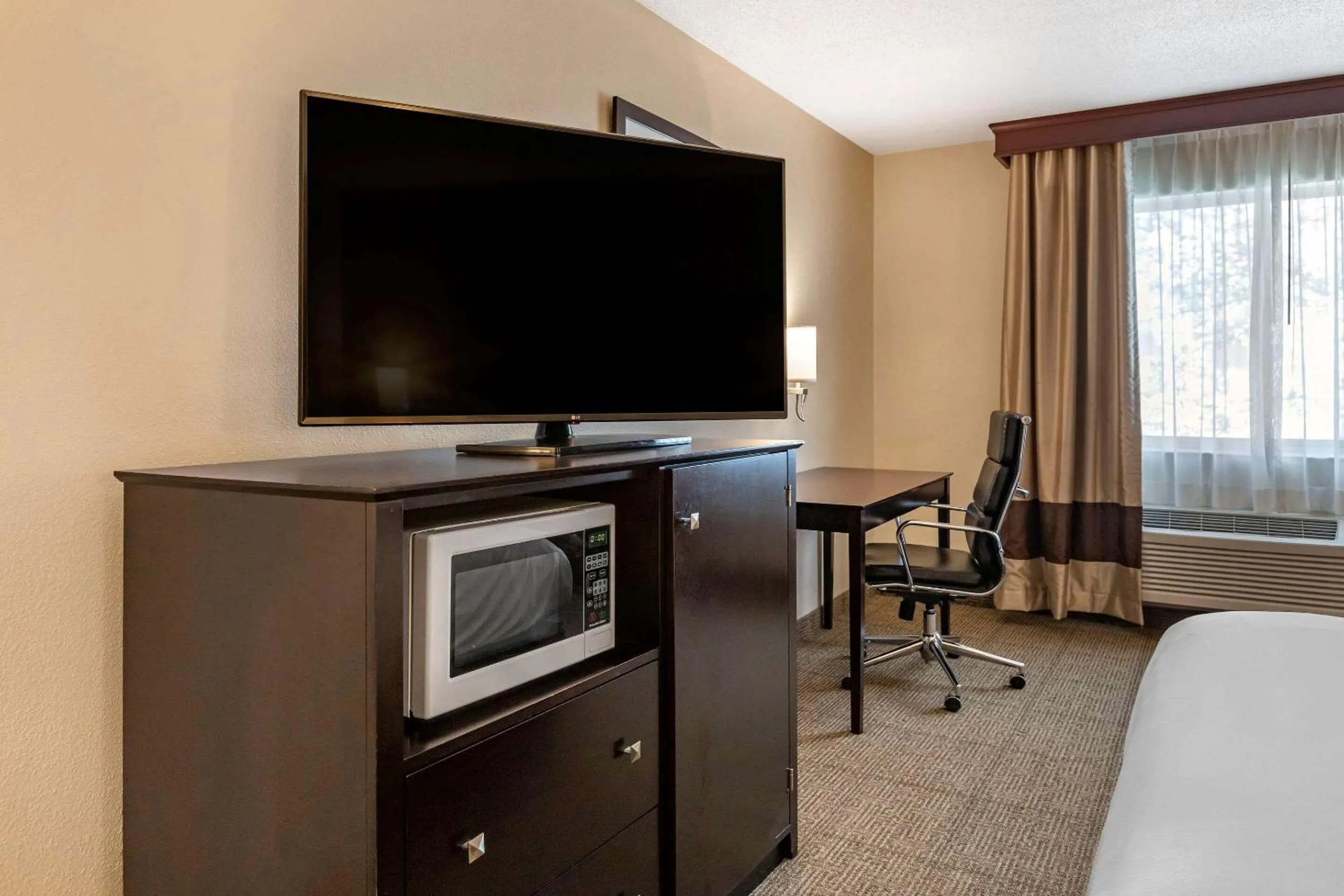 Photo of the whole room in Comfort Inn & Suites Paw Paw