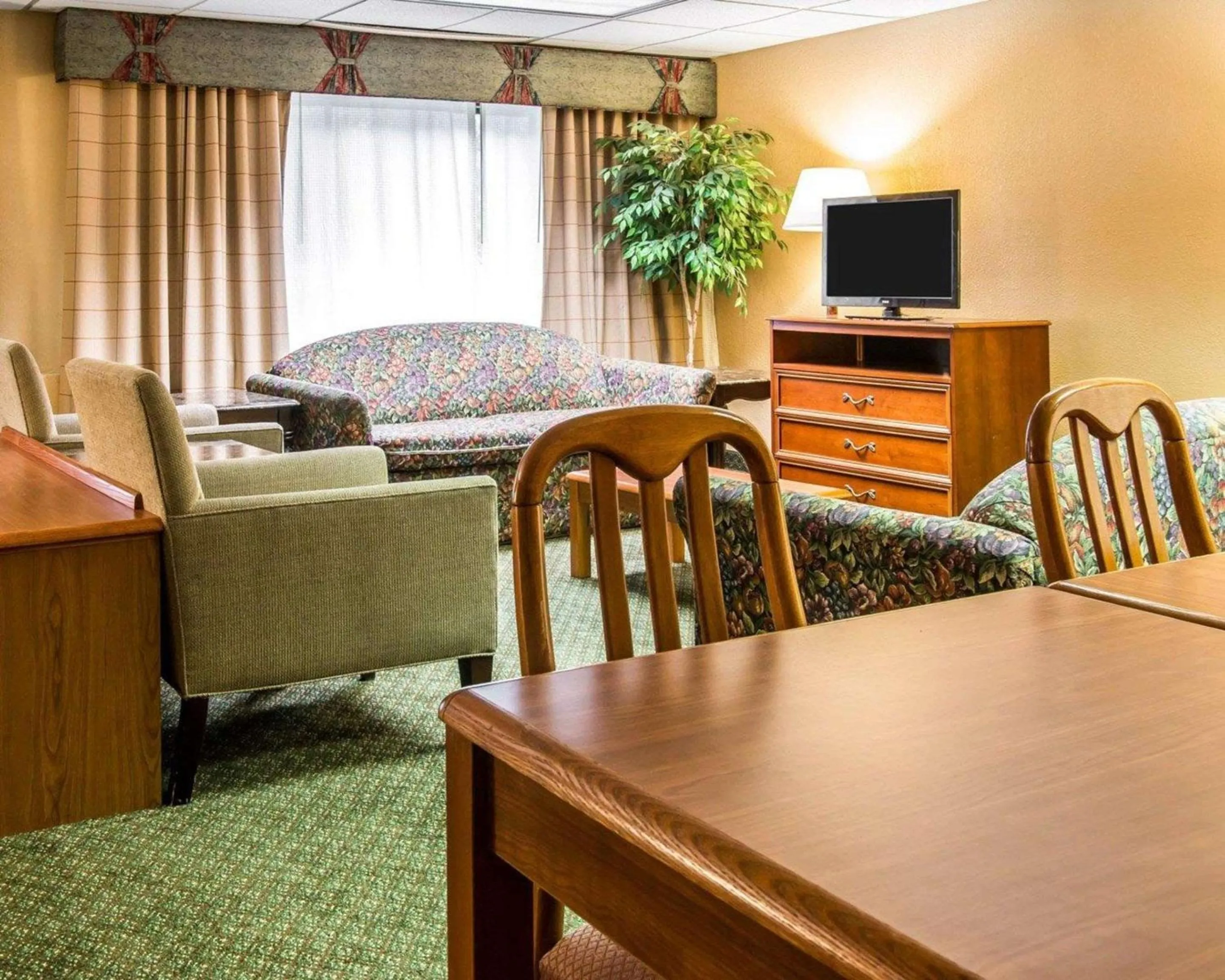Photo of the whole room in Quality Inn