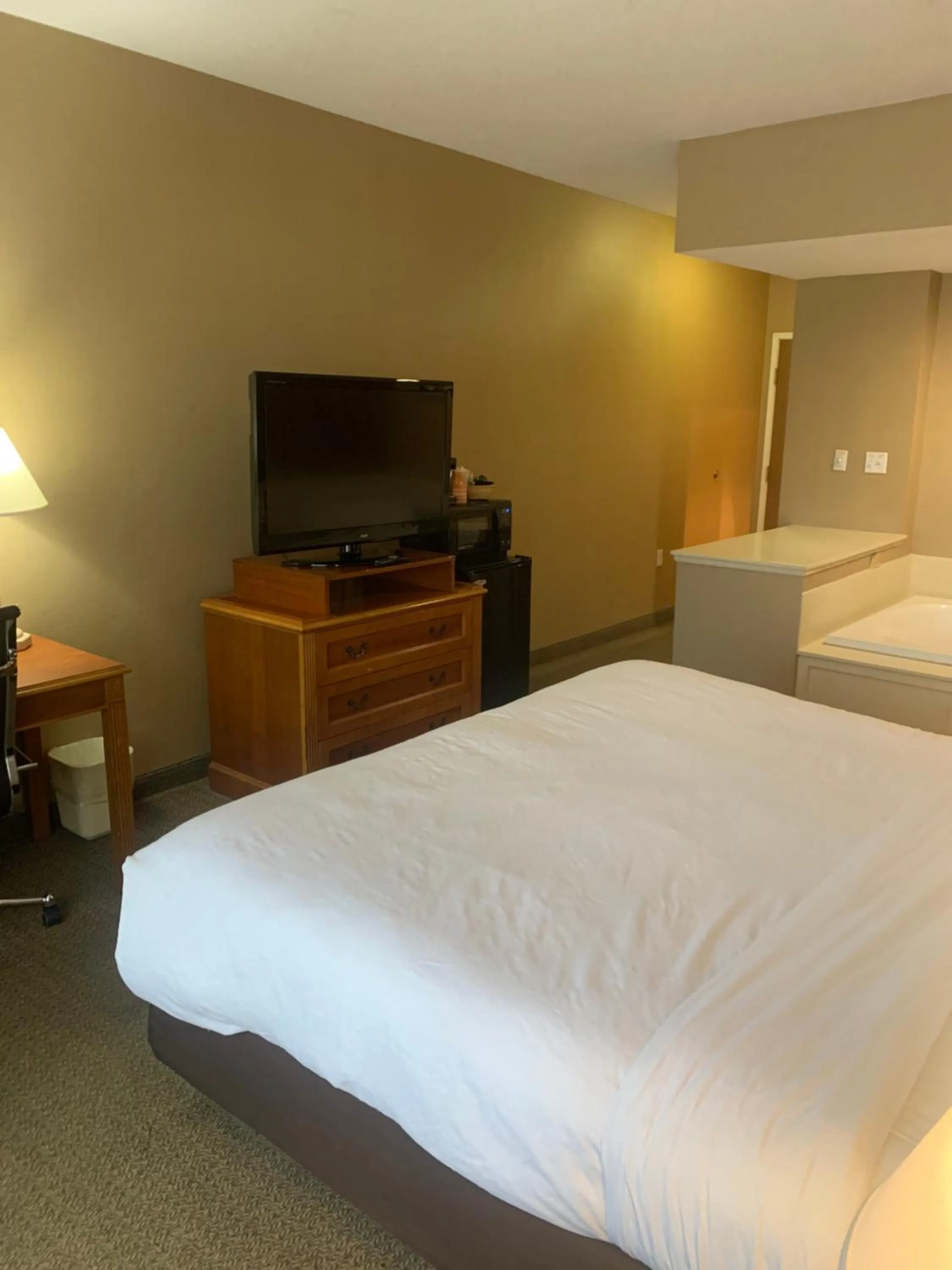 Hot Tub, Bed in Comfort Inn Chelsea