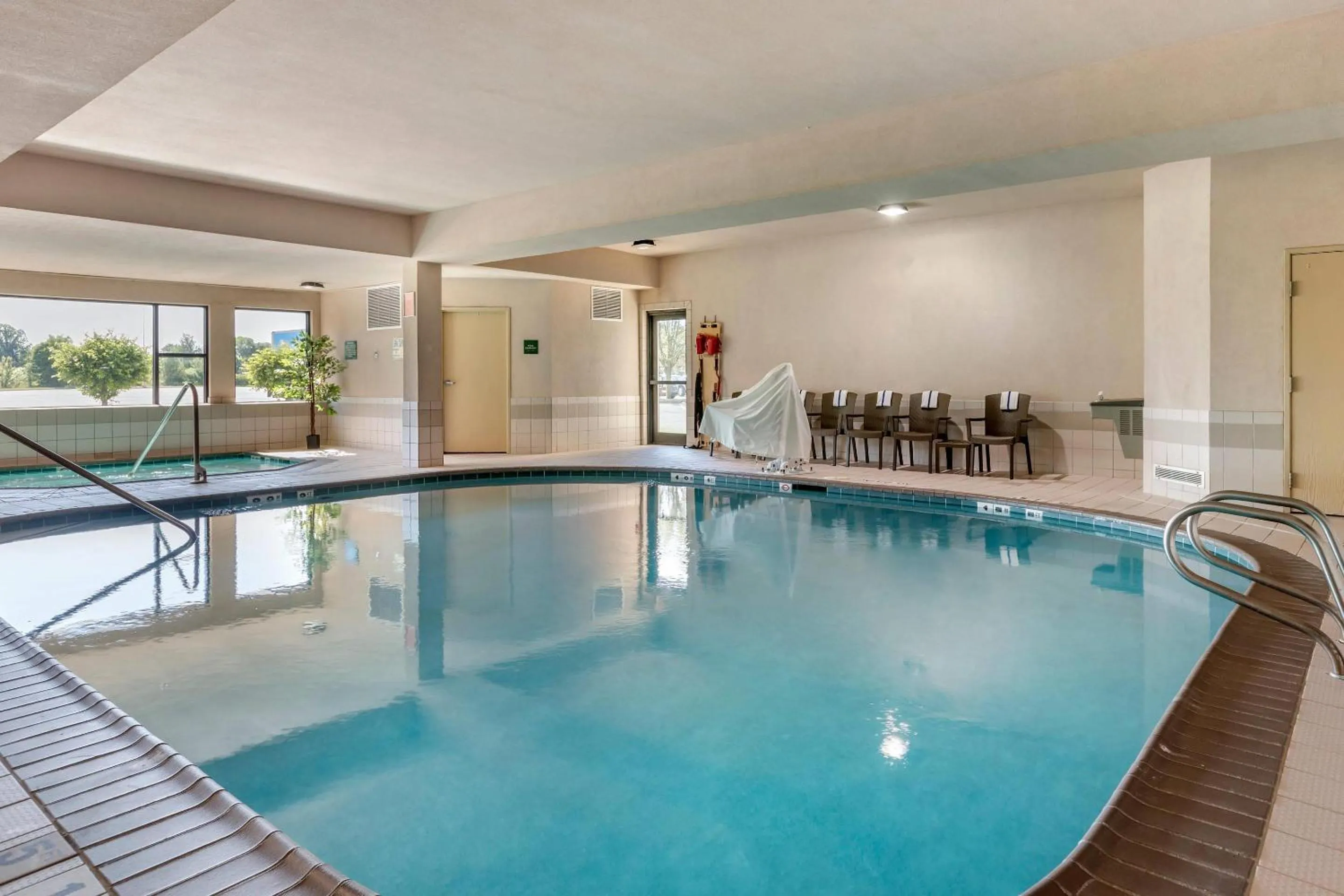 Swimming pool in Comfort Suites Grandville - Grand Rapids SW