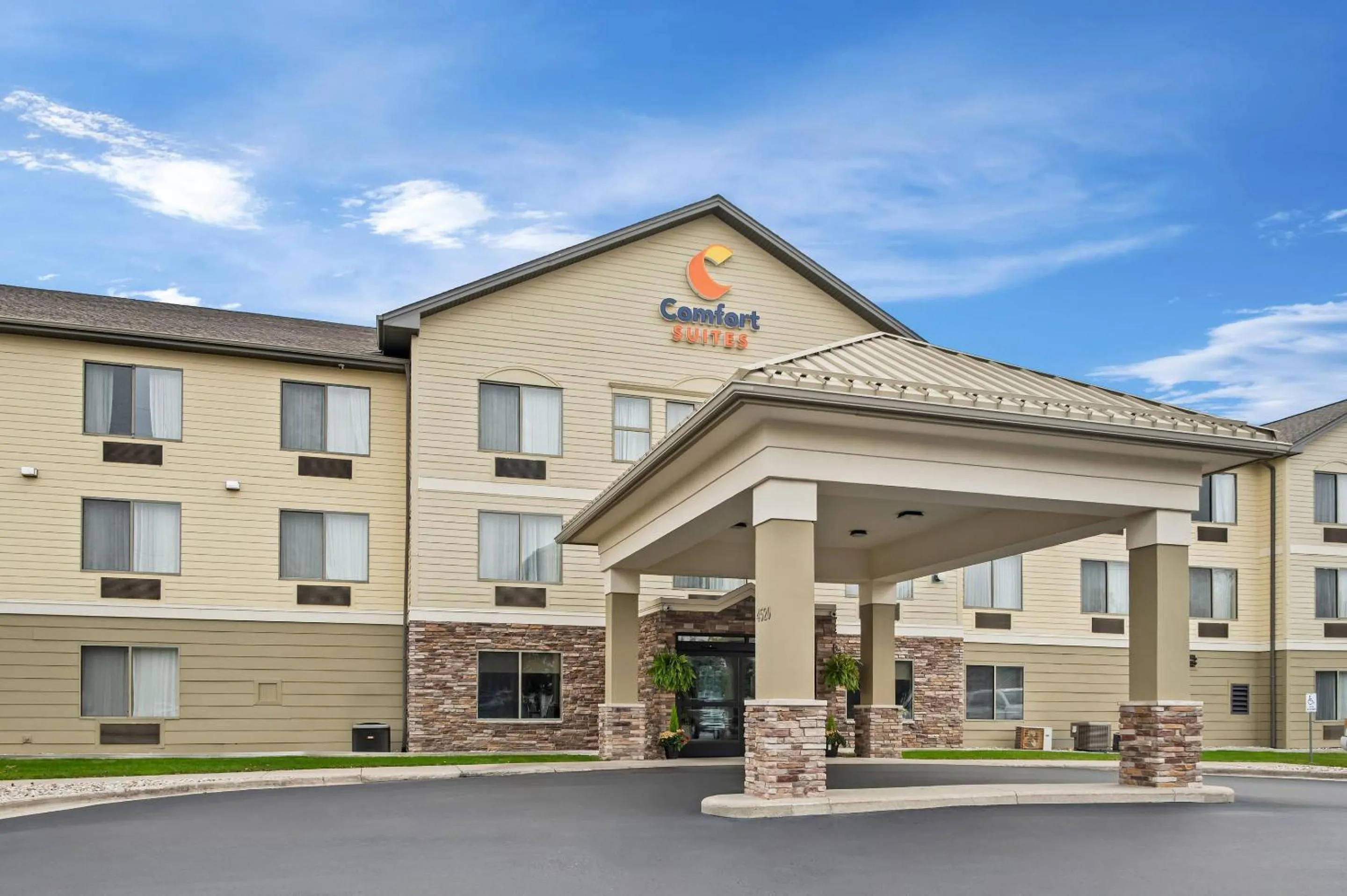 Property building in Comfort Suites Grandville - Grand Rapids SW