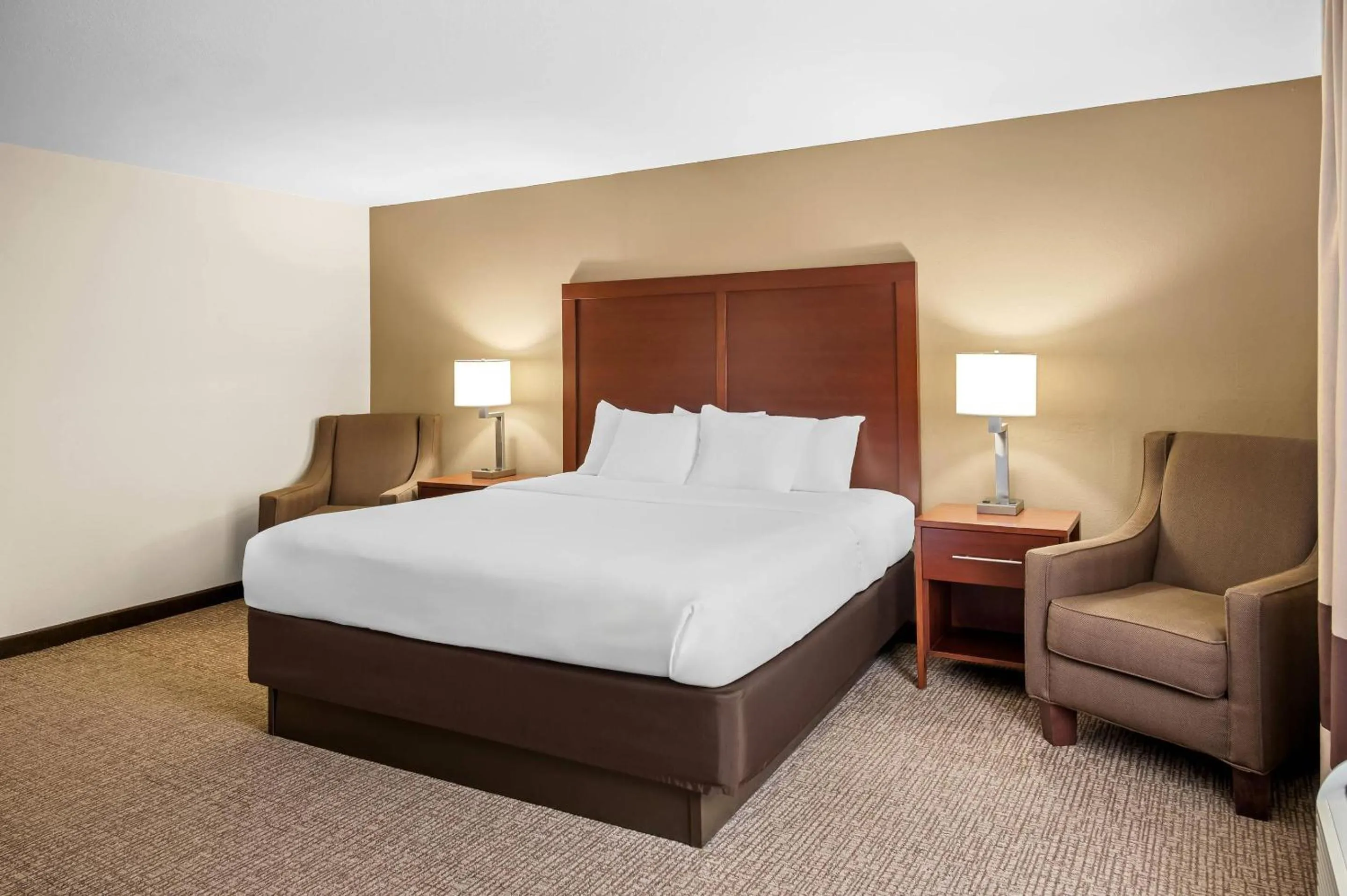 Bedroom, Bed in Comfort Suites Grandville - Grand Rapids SW