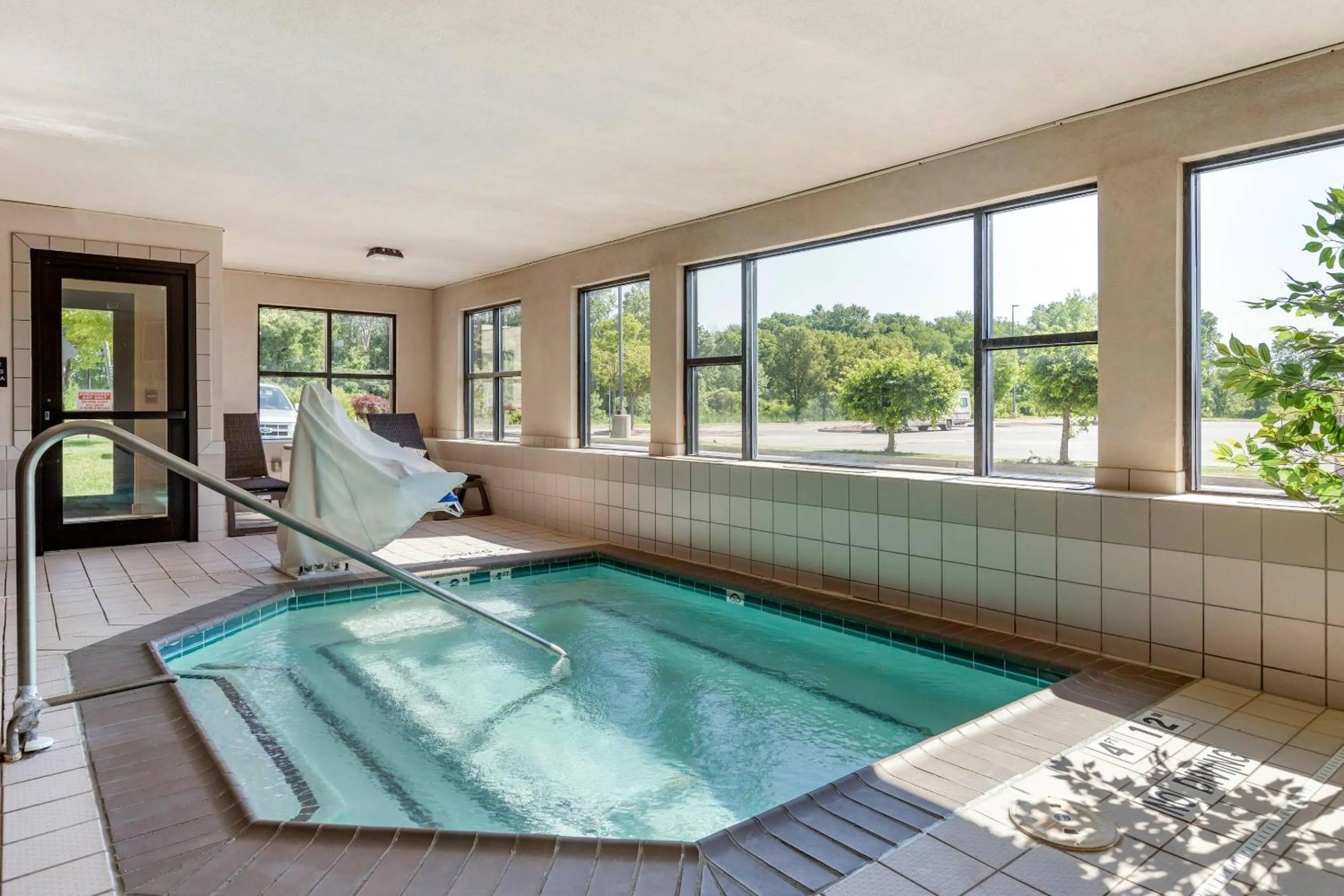 Swimming pool in Comfort Suites Grandville - Grand Rapids SW