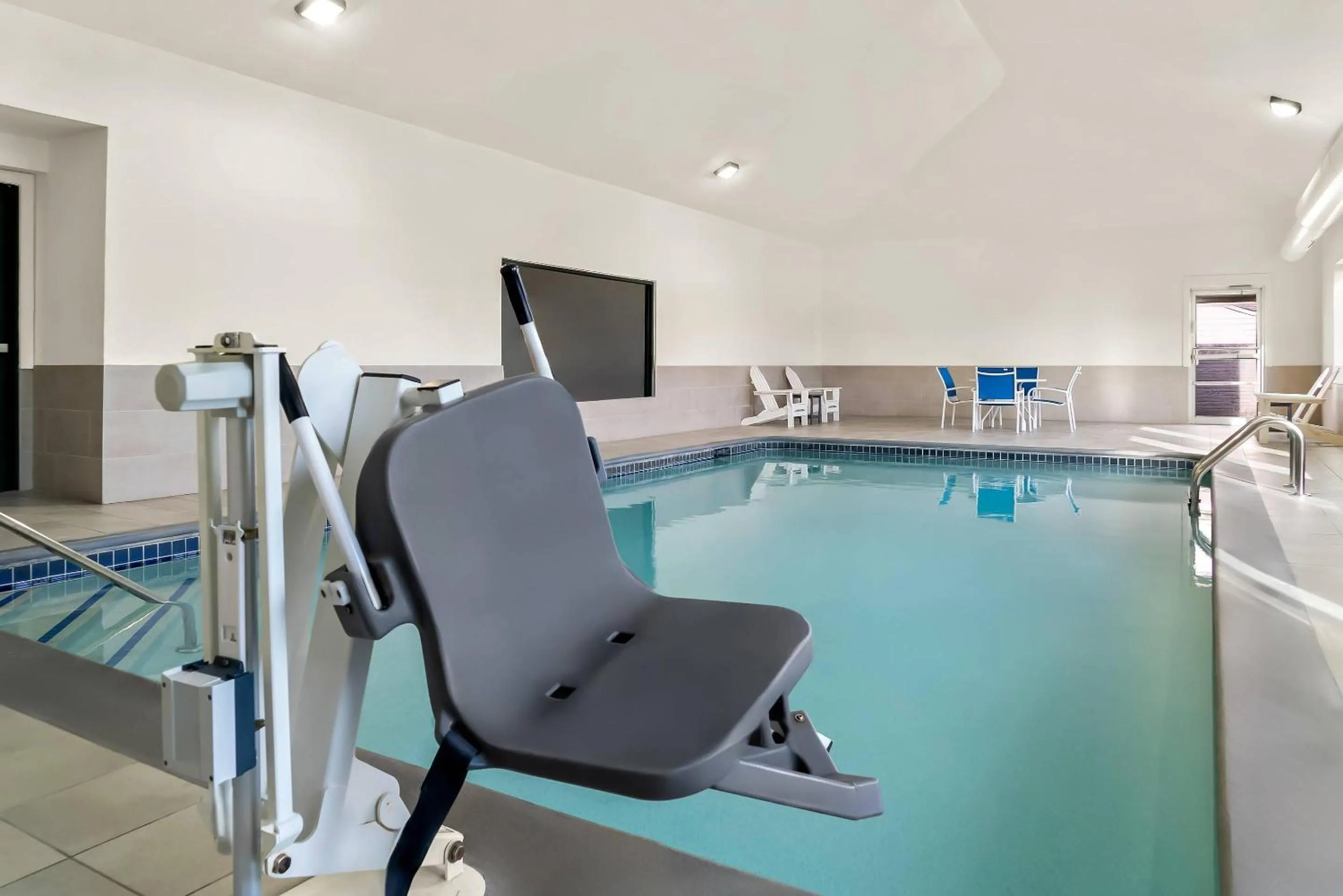 Swimming pool in Comfort Inn & Suites