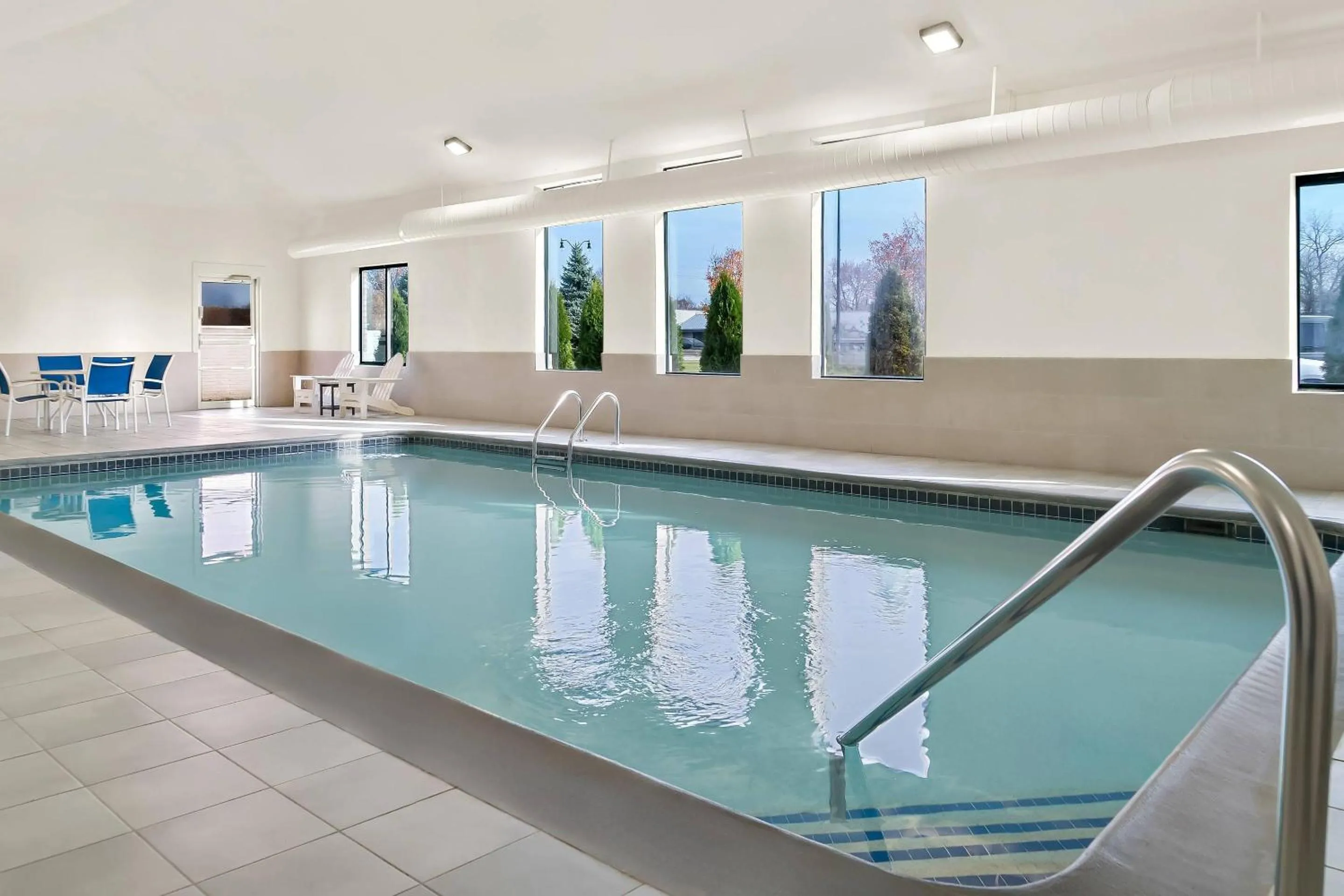 Swimming pool in Comfort Inn & Suites