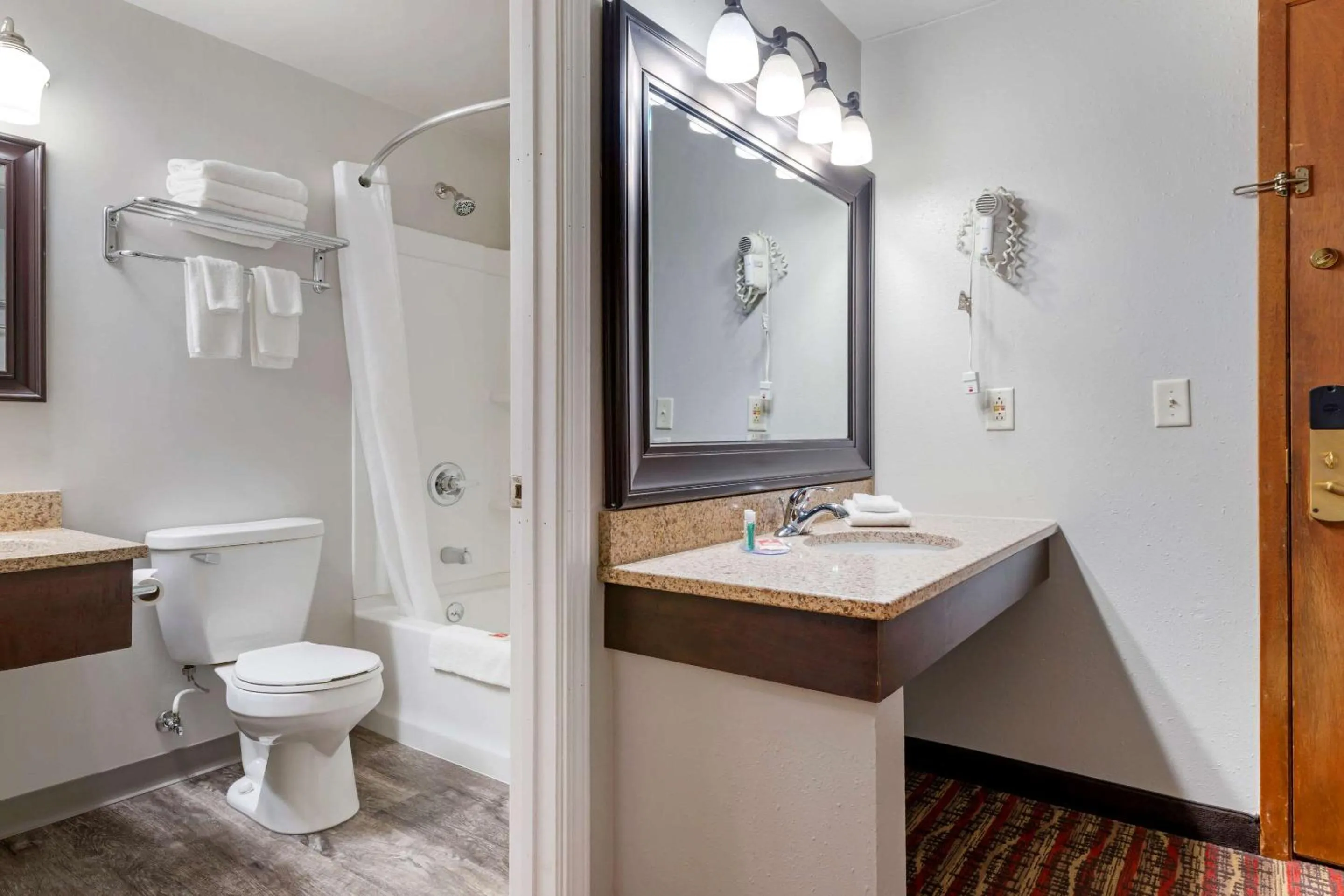 Bathroom in Econo Lodge Lakeview