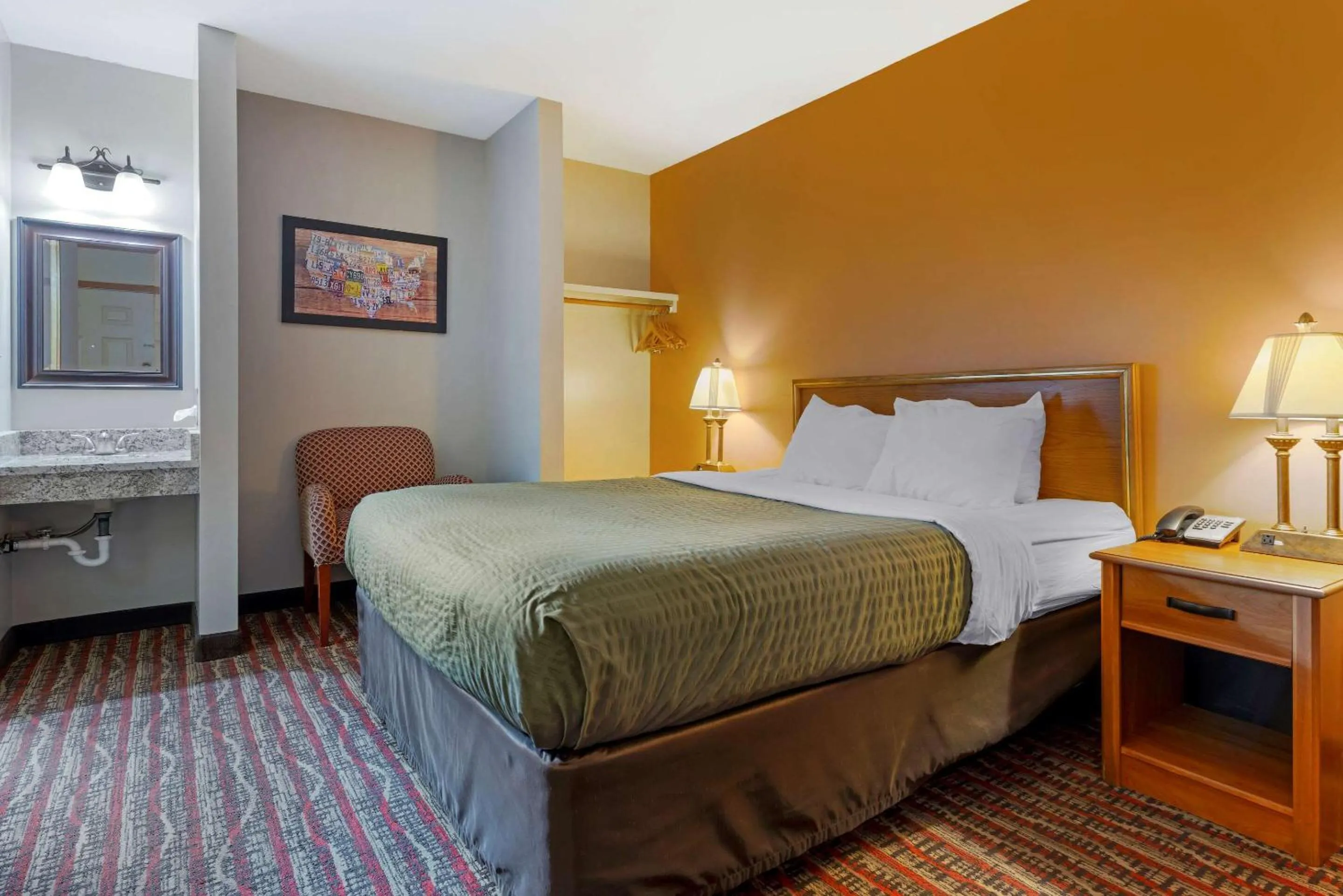 Photo of the whole room, Bed in Econo Lodge Lakeview