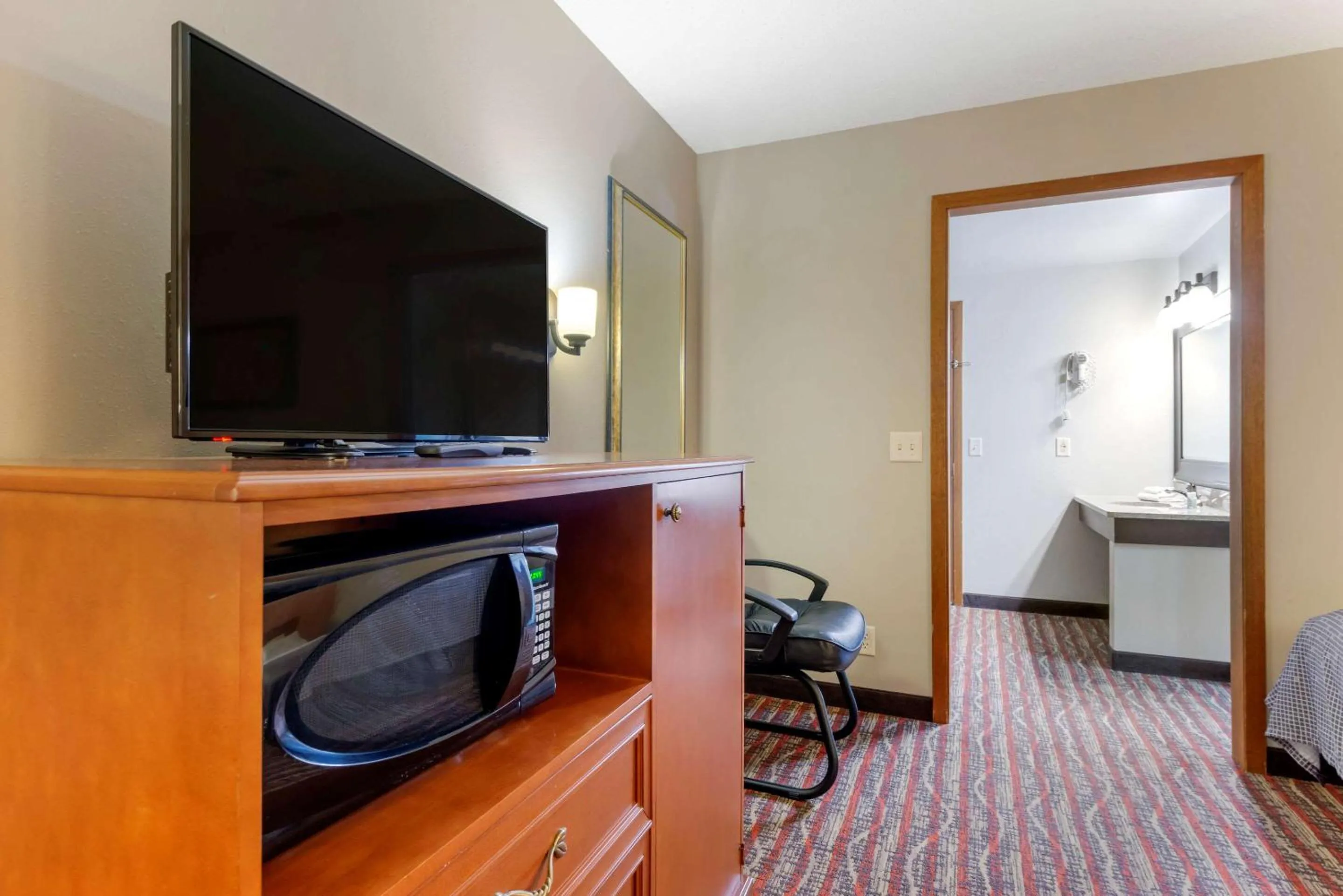 Photo of the whole room, Bed in Econo Lodge Lakeview