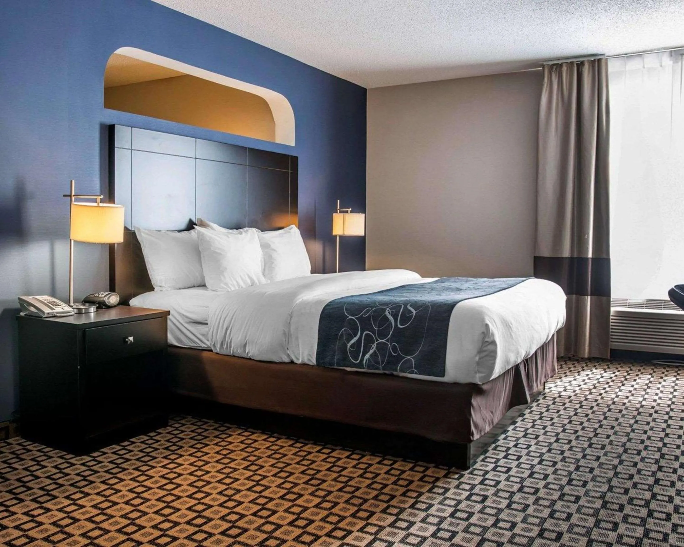 Photo of the whole room, Bed in Comfort Suites Benton Harbor - St Joseph