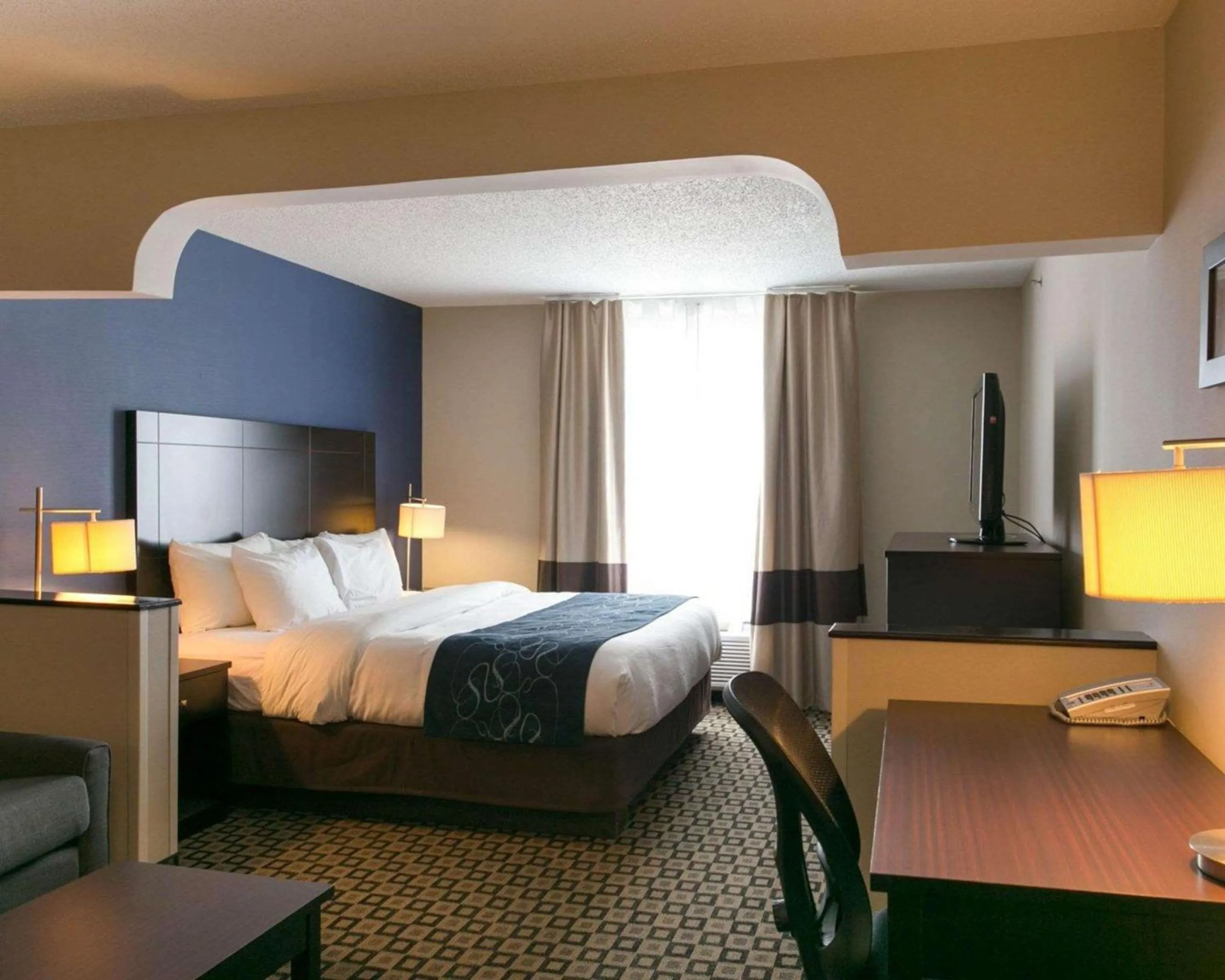 Photo of the whole room, Bed in Comfort Suites Benton Harbor - St Joseph