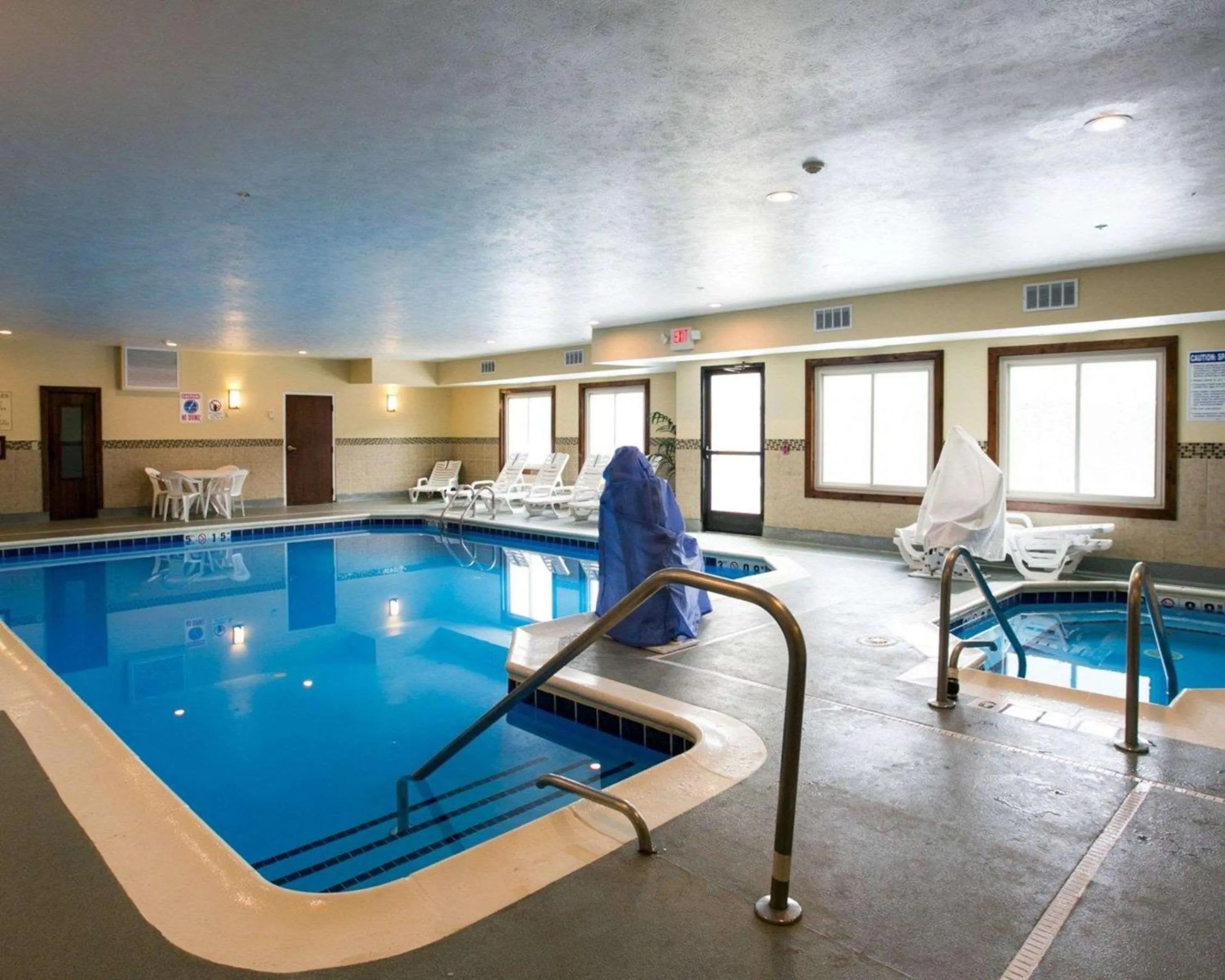 Pool view in Comfort Suites Benton Harbor - St Joseph