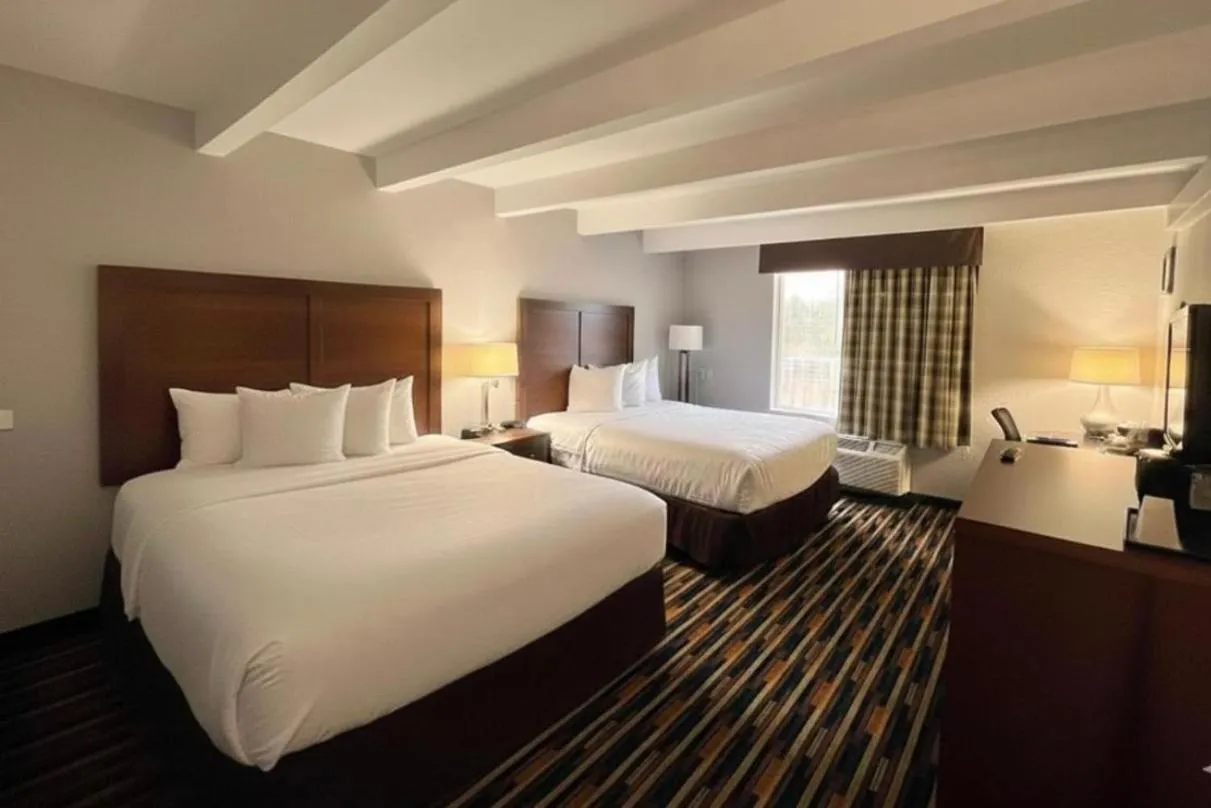 Bed in Country Inn & Suites by Radisson, Battle Creek, MI