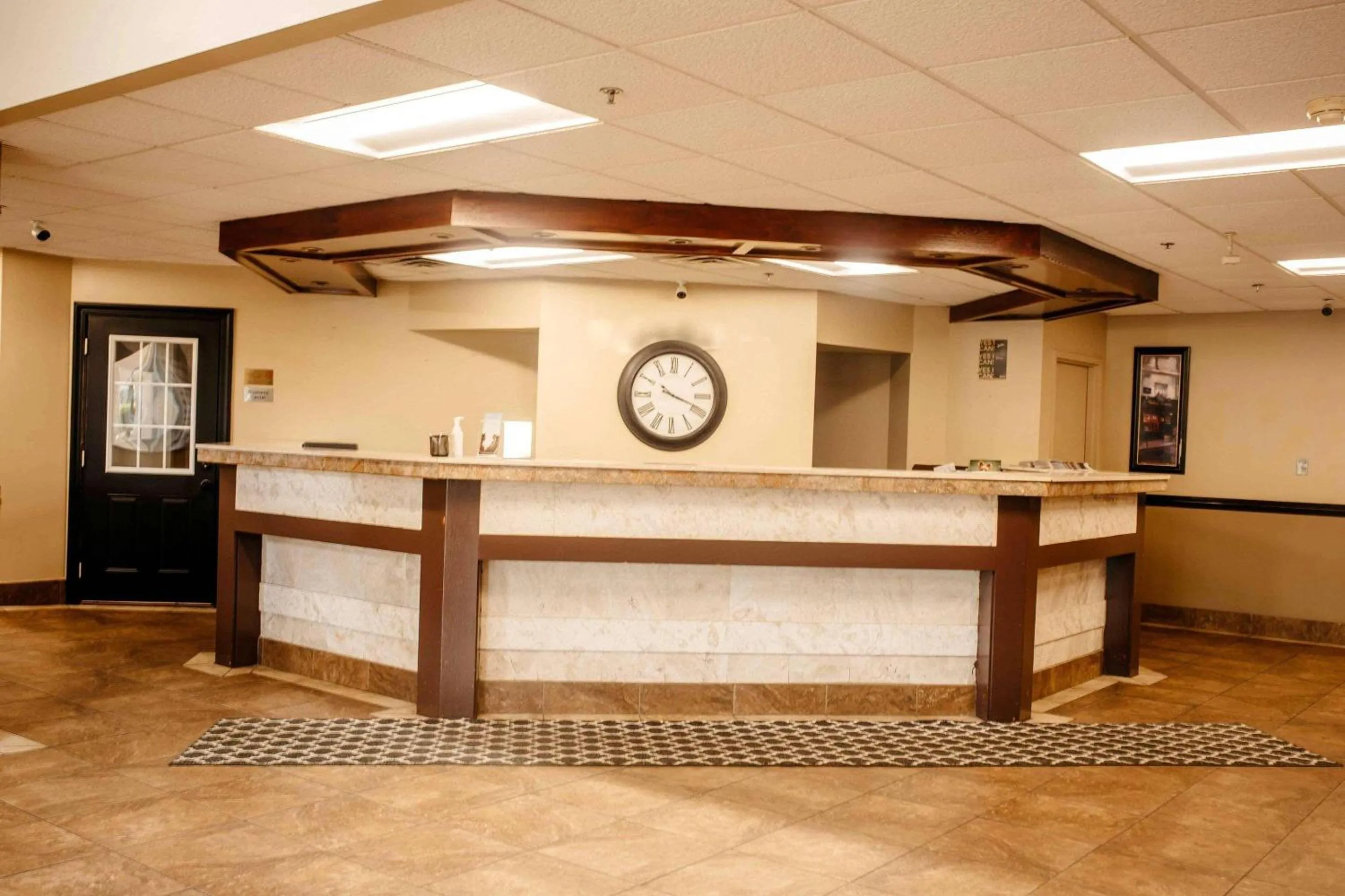 Lobby or reception in Country Inn & Suites by Radisson, Battle Creek, MI
