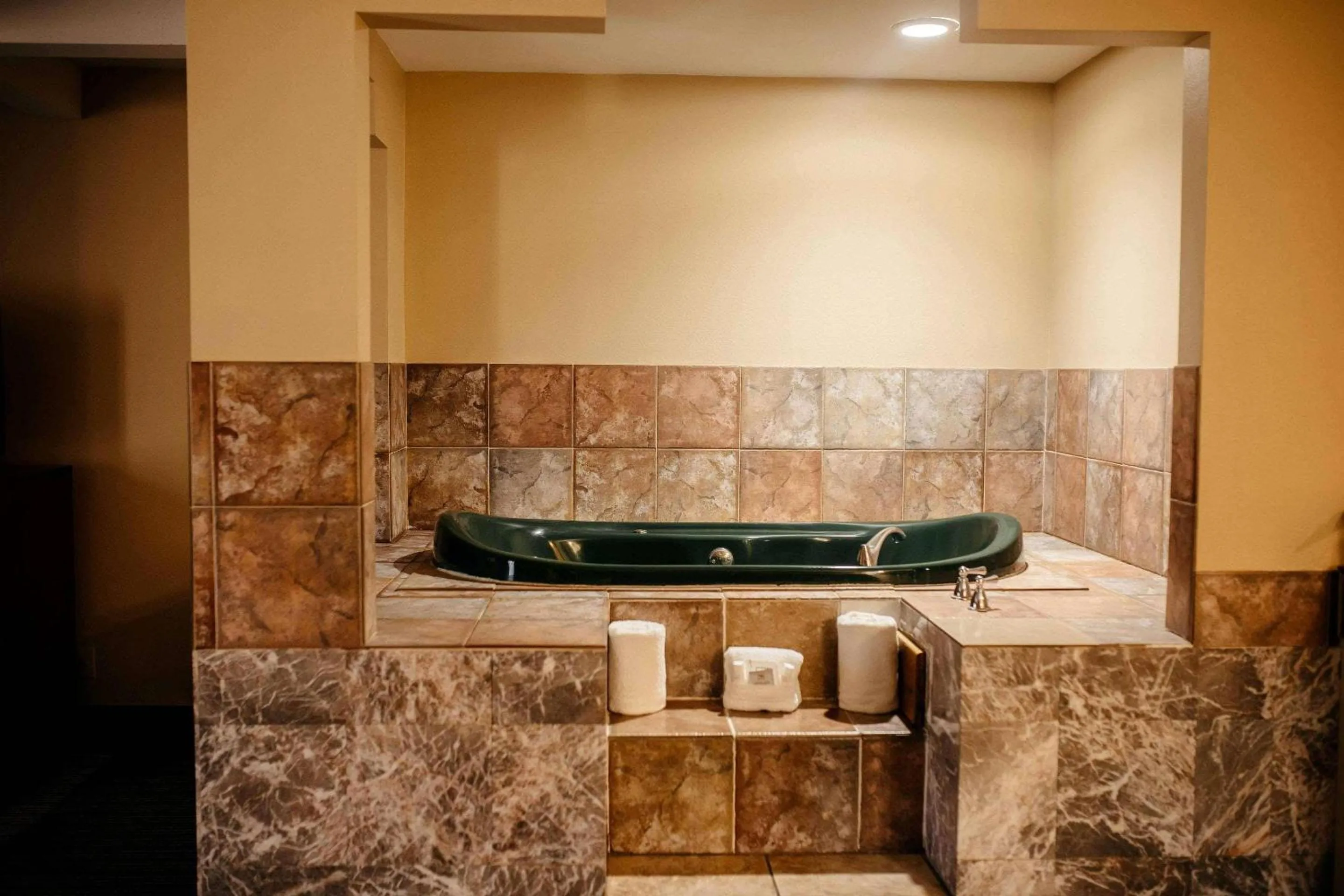 Bedroom in Country Inn & Suites by Radisson, Battle Creek, MI