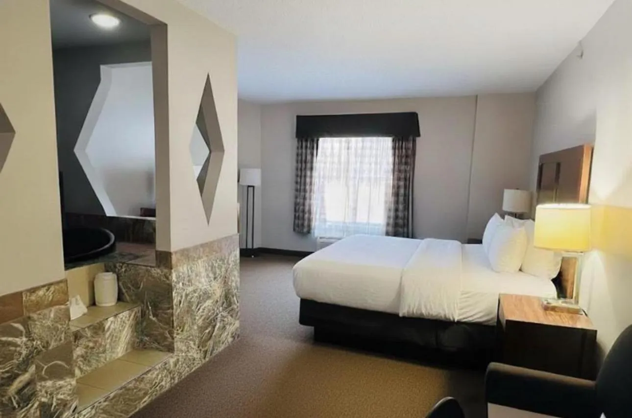 Bed in Country Inn & Suites by Radisson, Battle Creek, MI