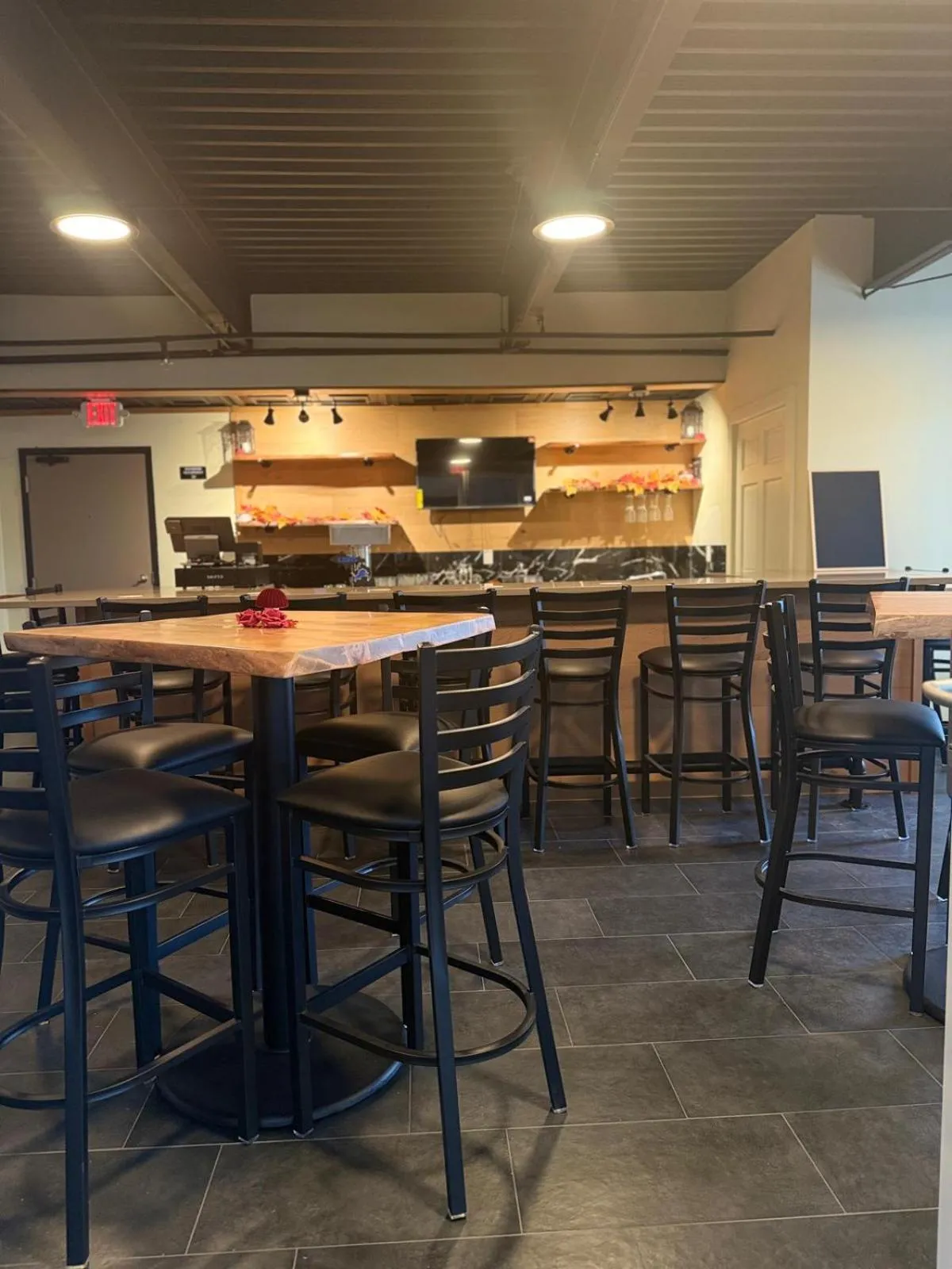 Lounge or bar in Country Inn & Suites by Radisson, Battle Creek, MI