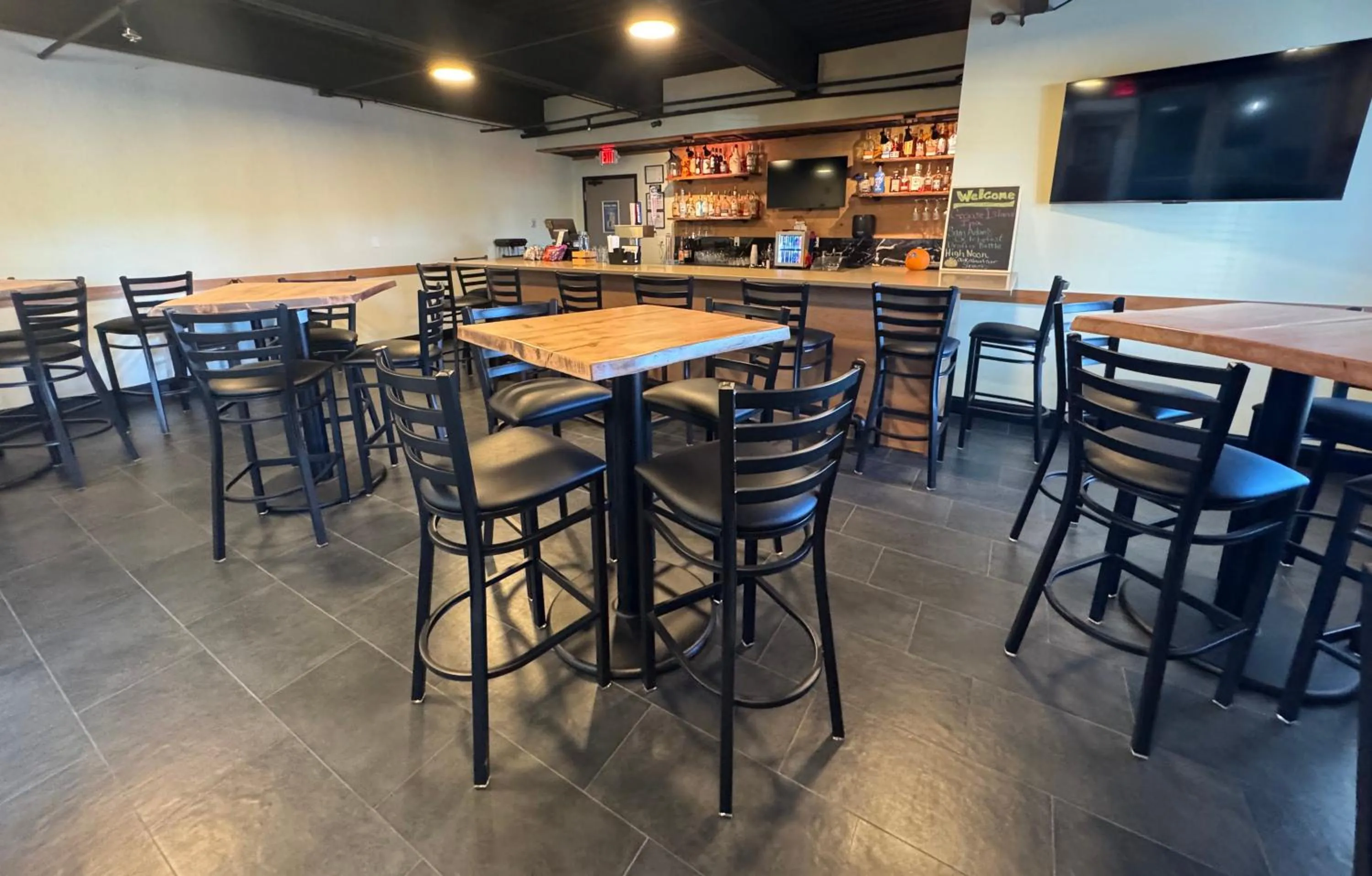 Lounge or bar in Country Inn & Suites by Radisson, Battle Creek, MI