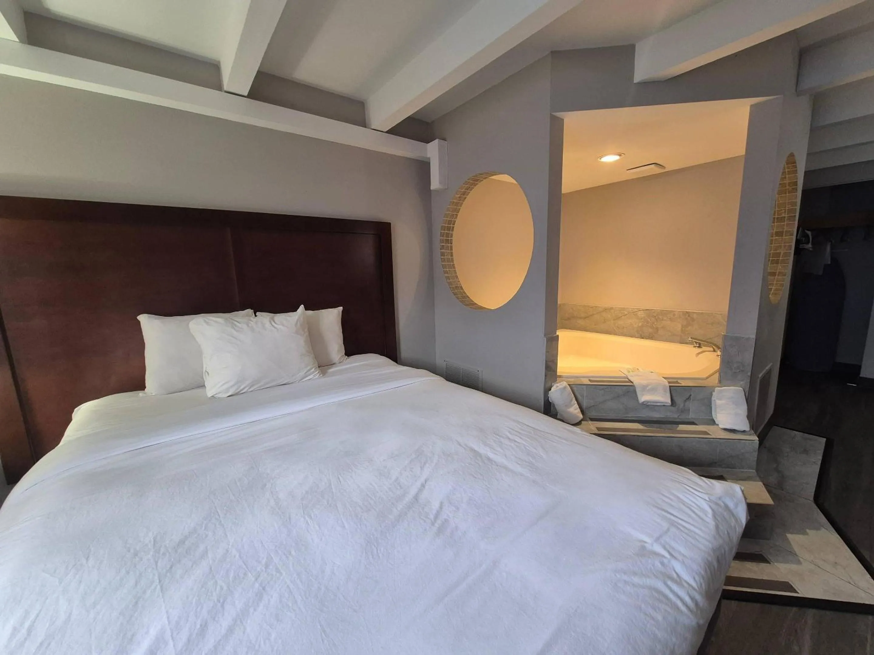 Bedroom, Bed in Country Inn & Suites by Radisson, Battle Creek, MI