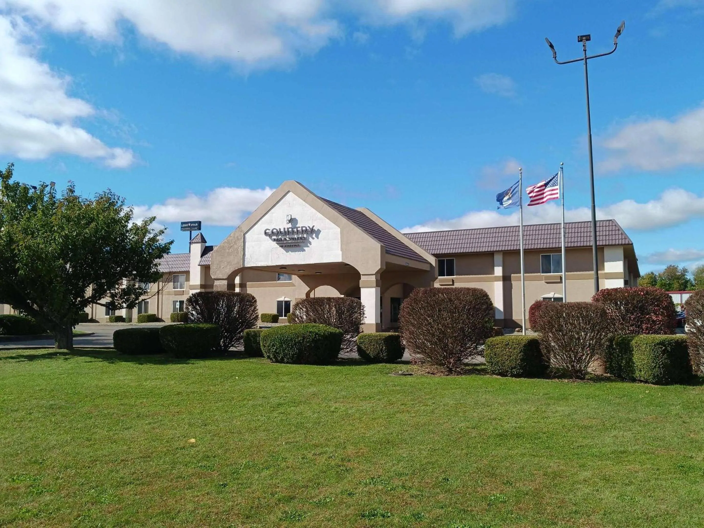 Property building in Country Inn & Suites by Radisson, Battle Creek, MI