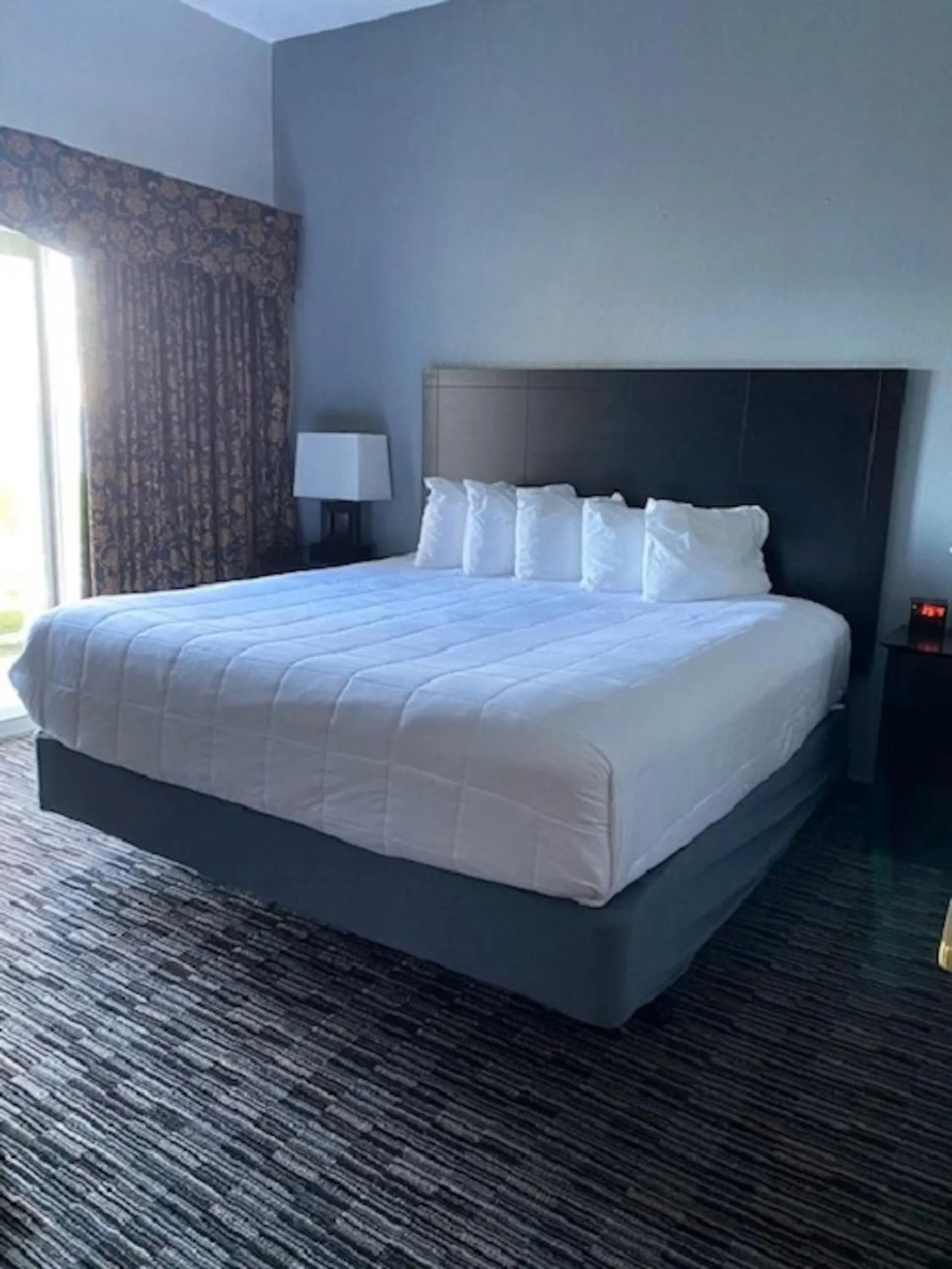 Bedroom, Bed in Lakeside Resort & Conference Center