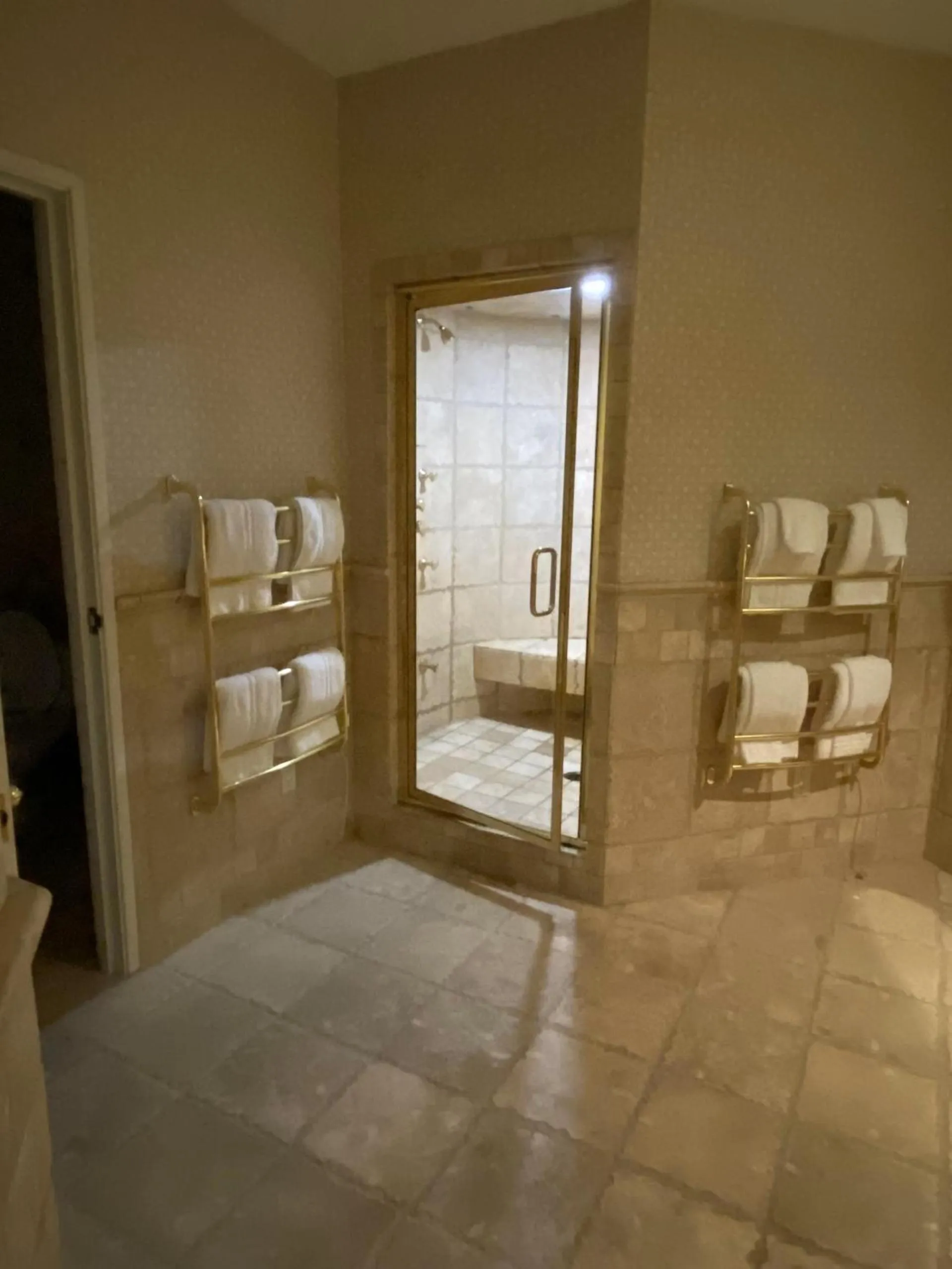 Bathroom, Bed in Lakeside Resort & Conference Center