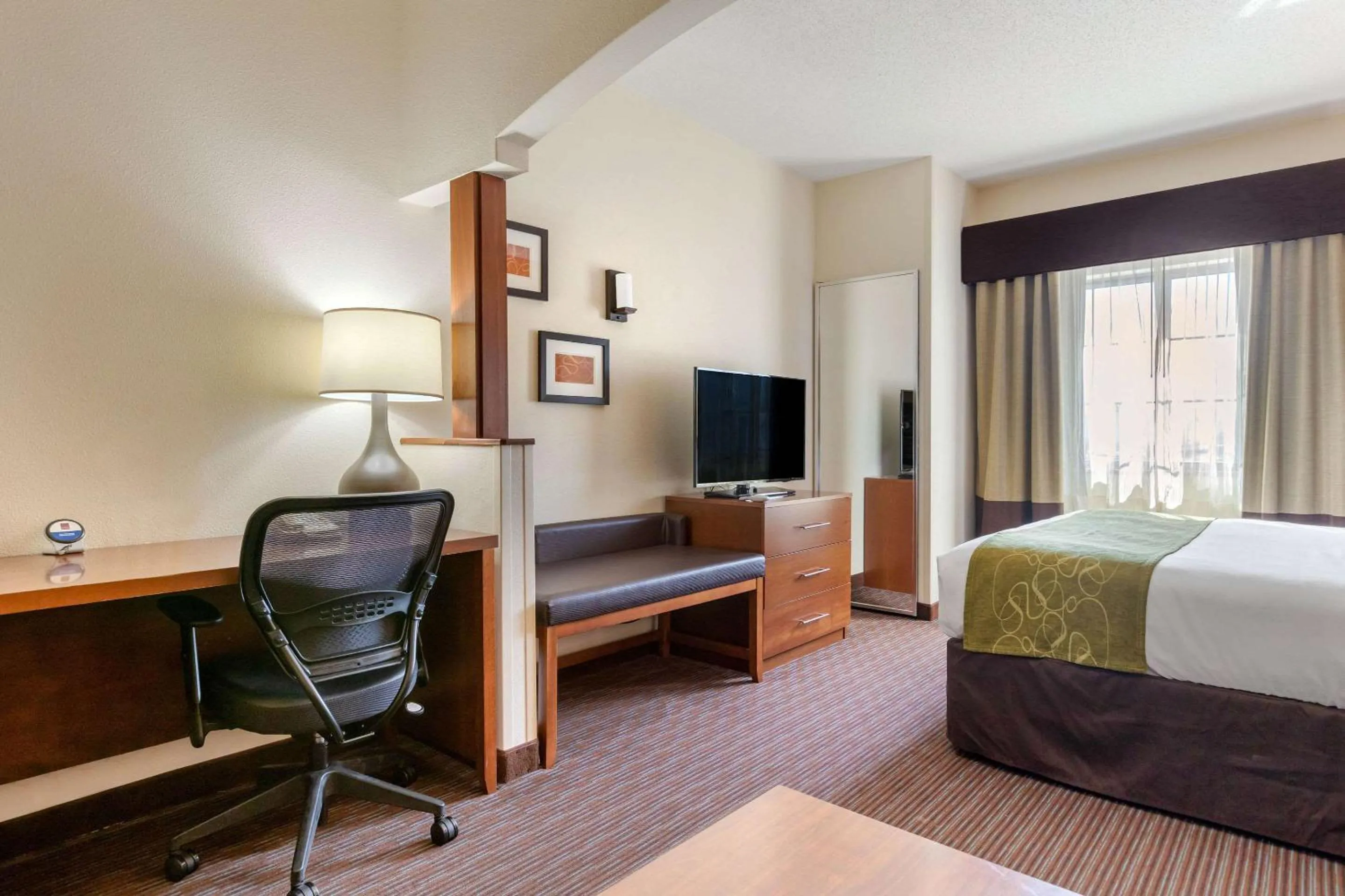 Photo of the whole room, Bed in Comfort Suites Stevensville - St Joseph