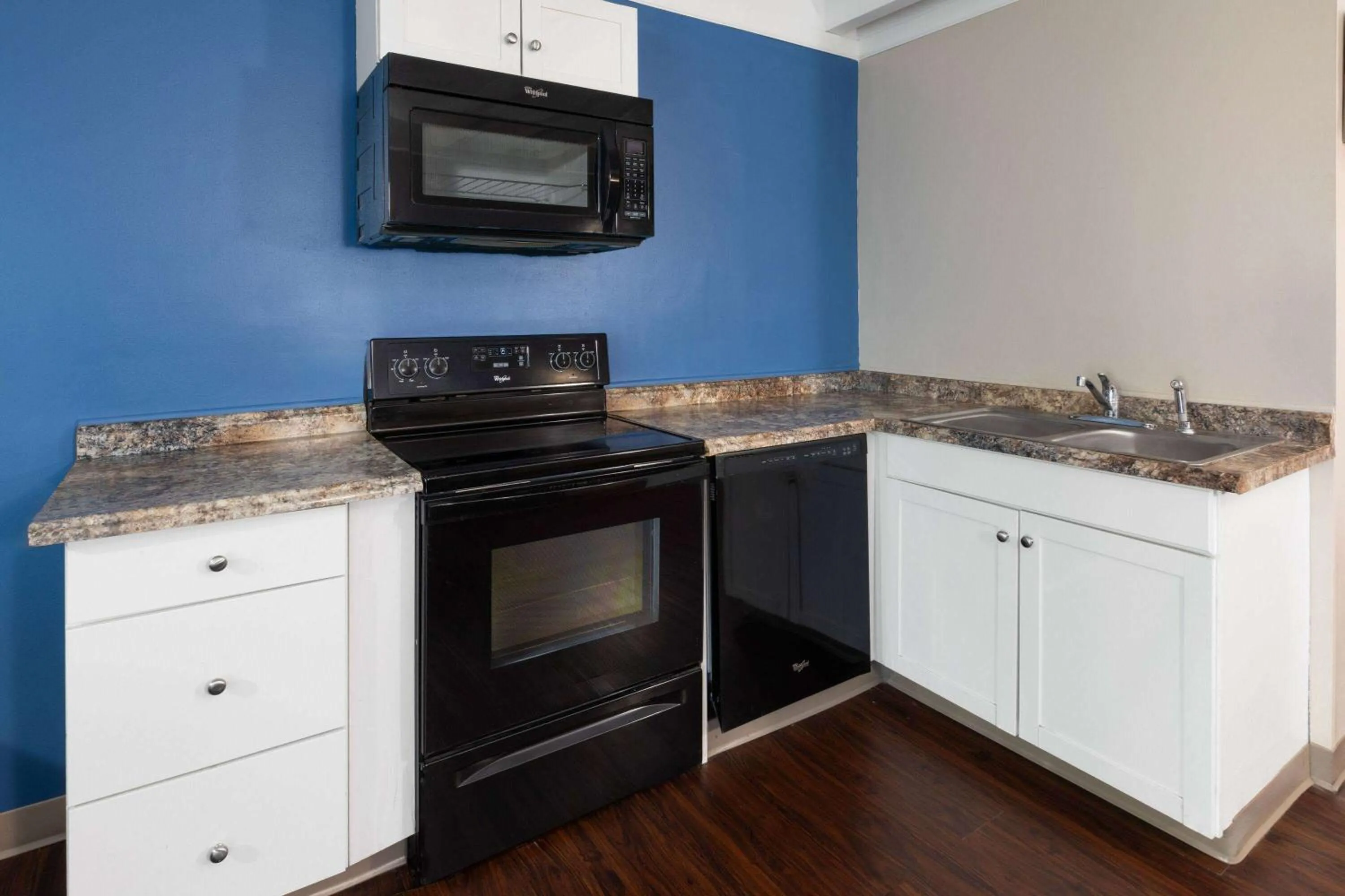 Photo of the whole room in Baymont by Wyndham Bay City