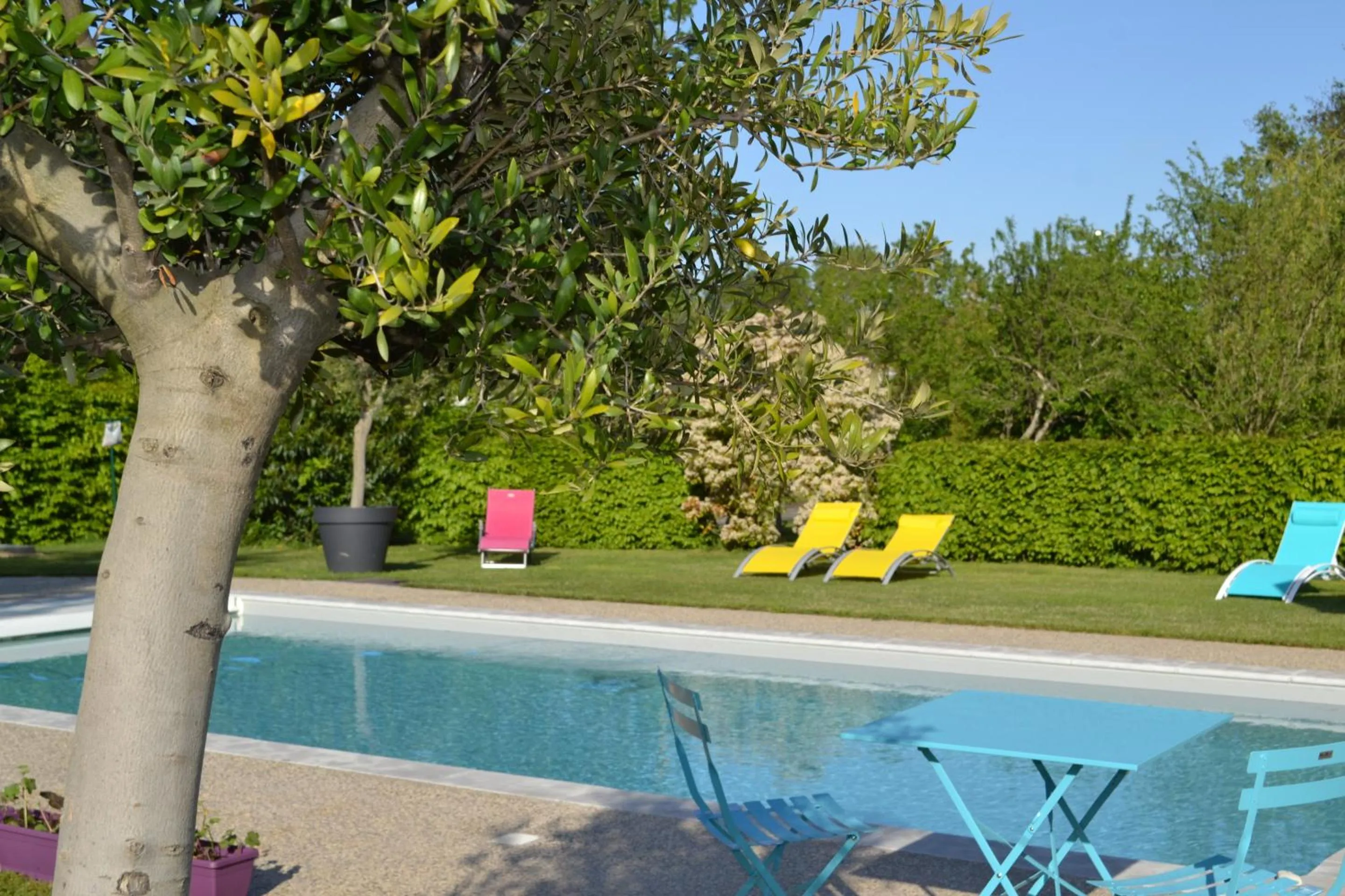 Pool view in L'instant bleu