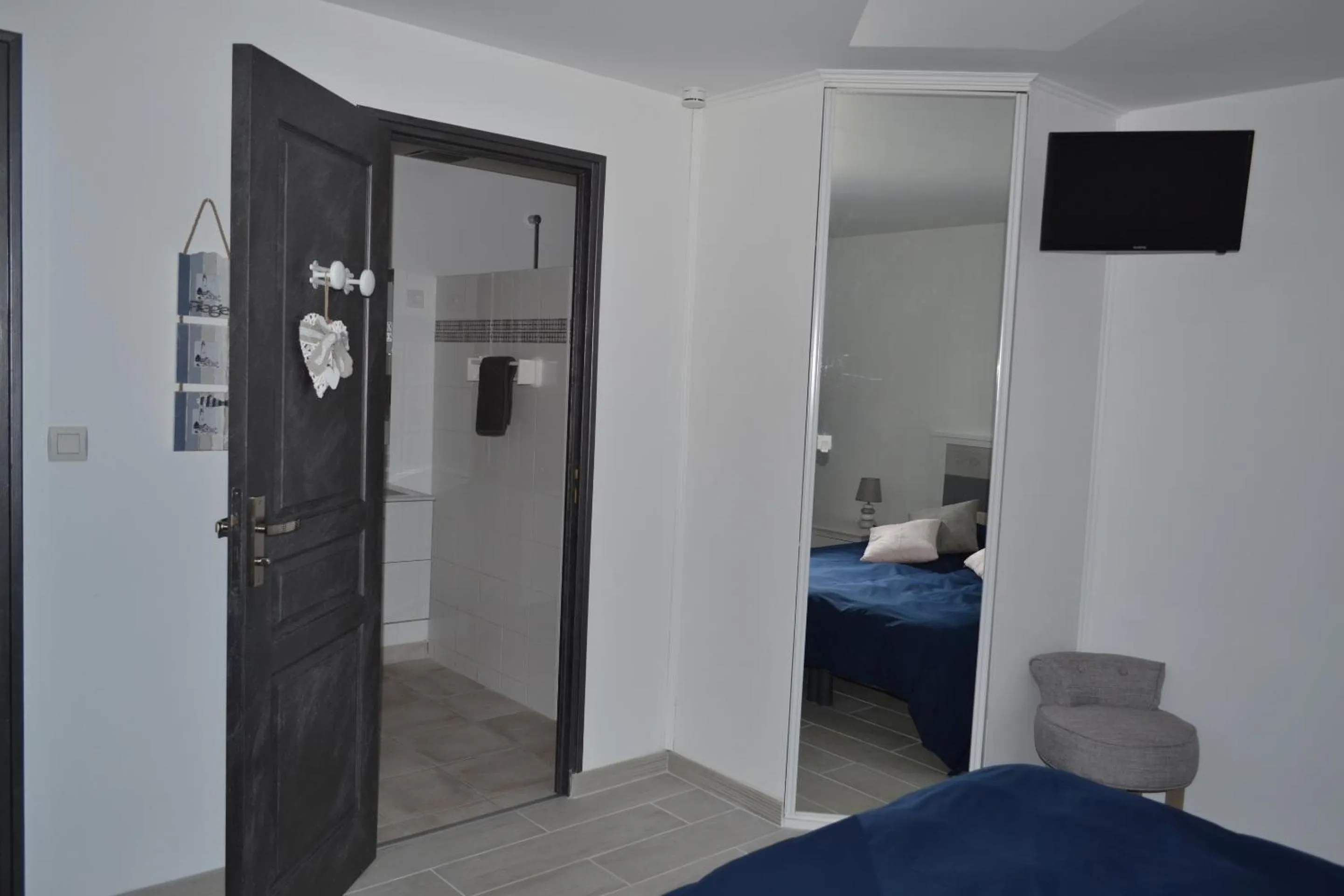 Bedroom, Bed in L'instant bleu