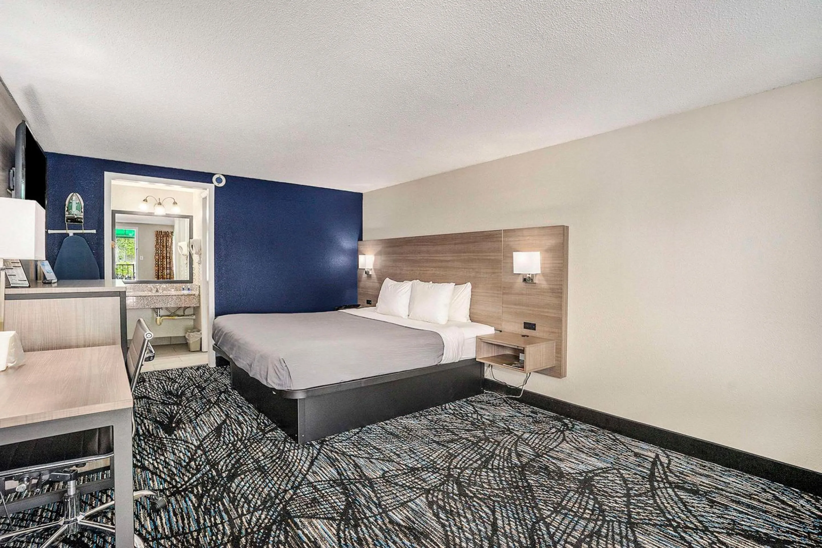 Bedroom, Bed in Rodeway Inn Grand Haven