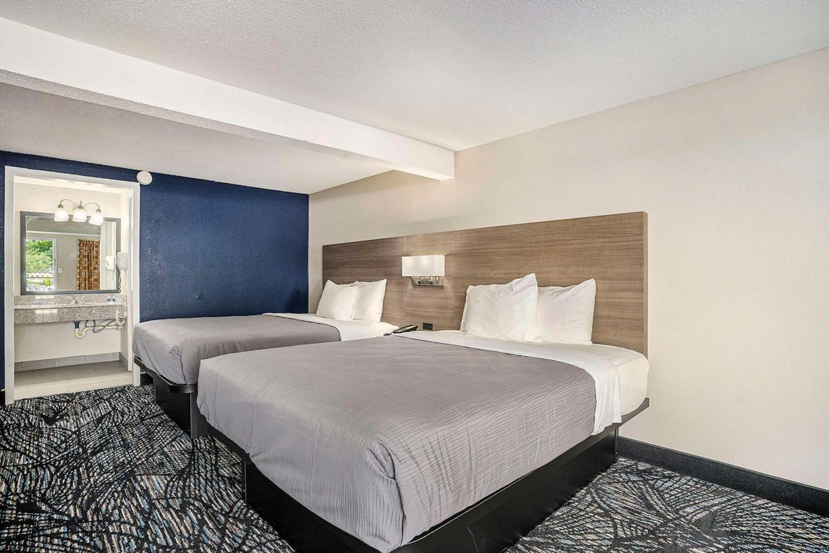 Bedroom, Bed in Rodeway Inn Grand Haven