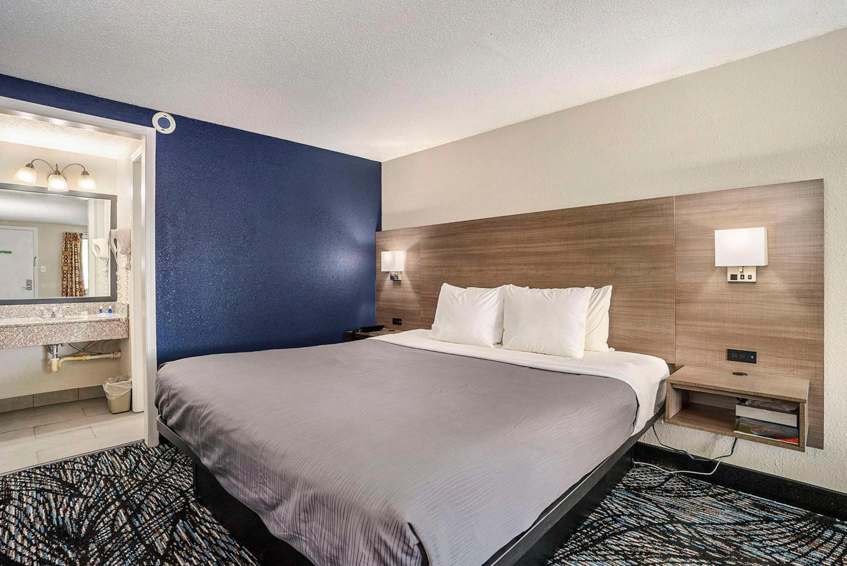 Bedroom, Bed in Rodeway Inn Grand Haven