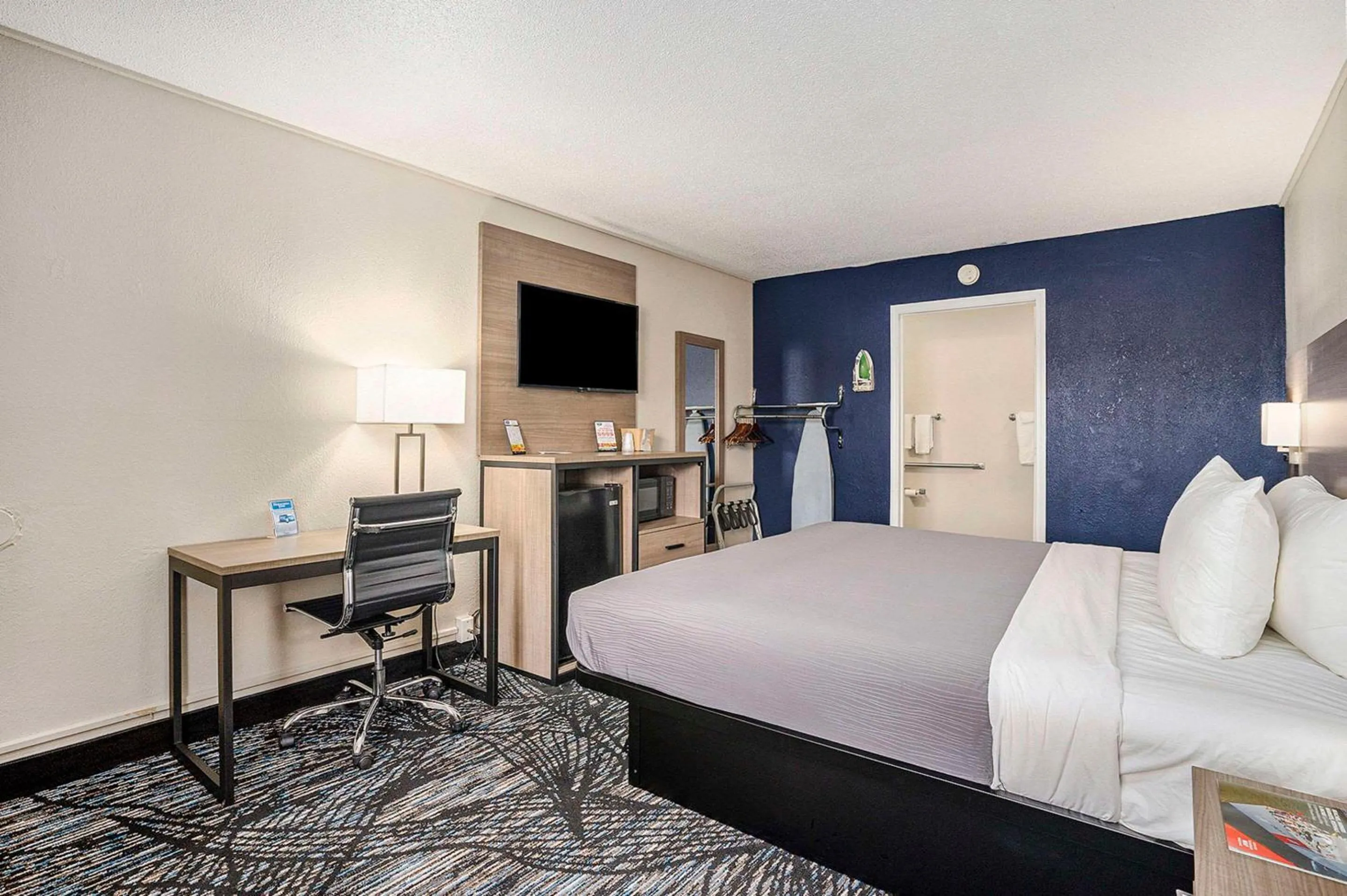 Bedroom, Bed in Rodeway Inn Grand Haven