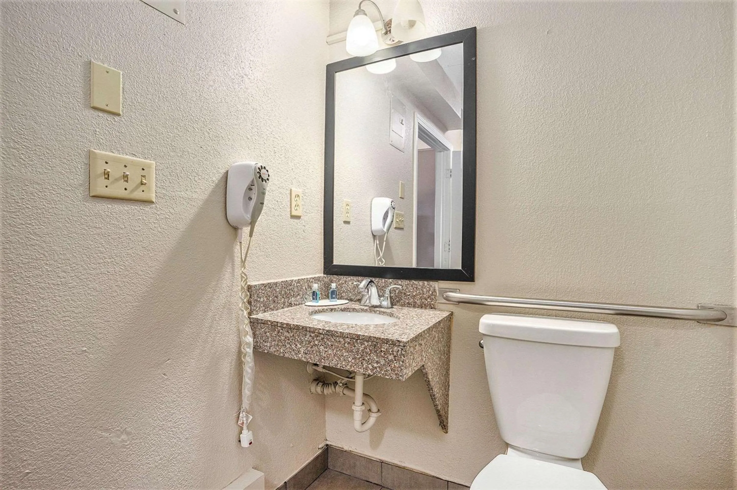 Bedroom in Rodeway Inn Grand Haven