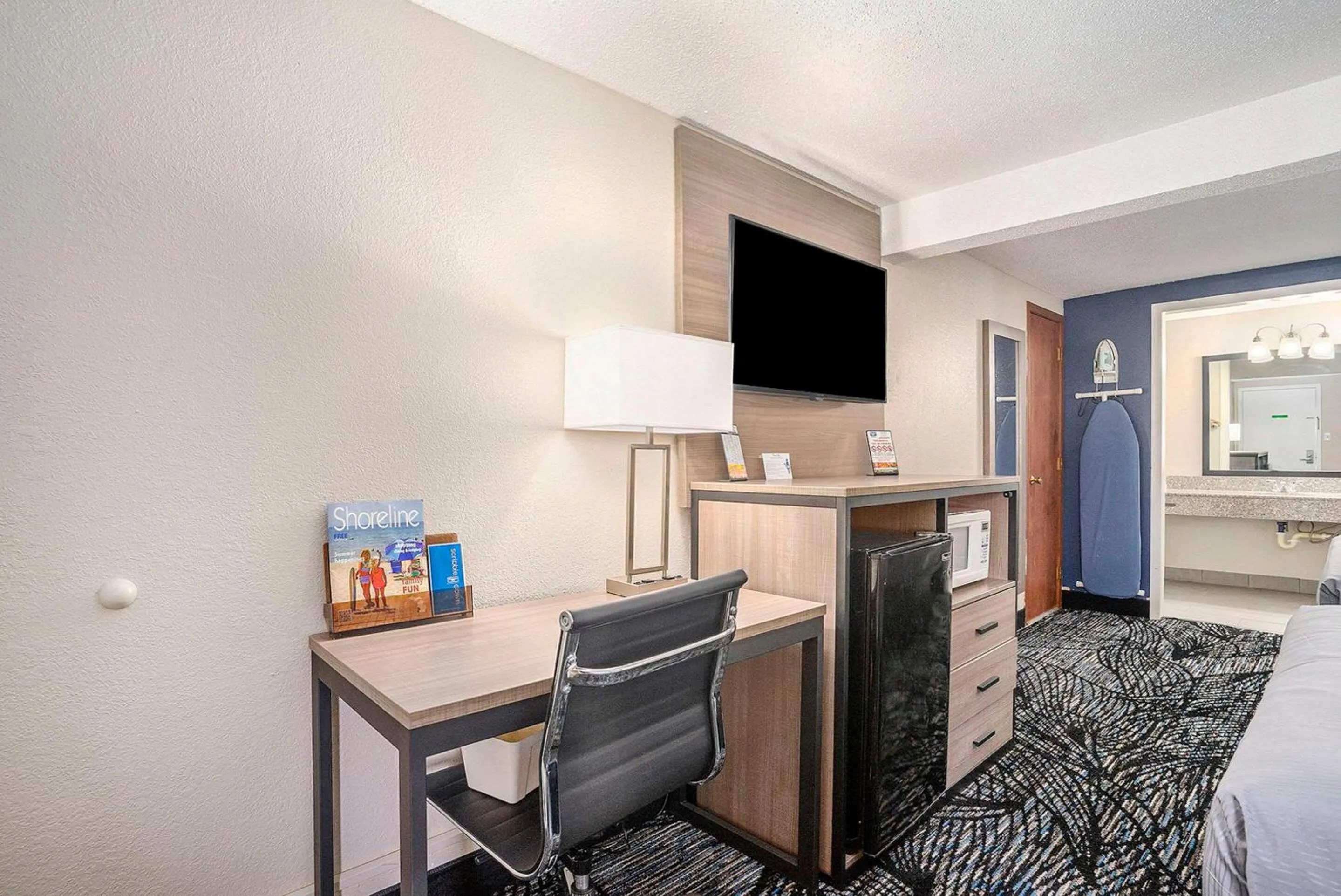 Bedroom, Bed in Rodeway Inn Grand Haven