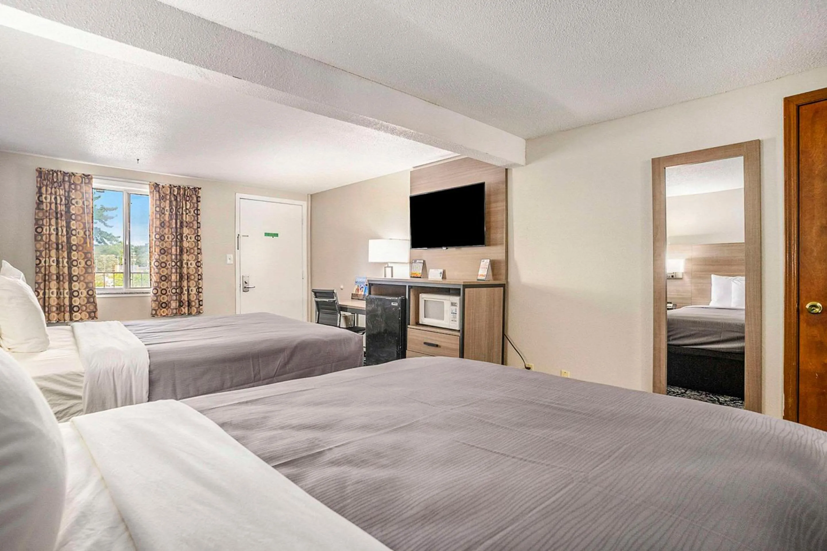 Bedroom, Bed in Rodeway Inn Grand Haven