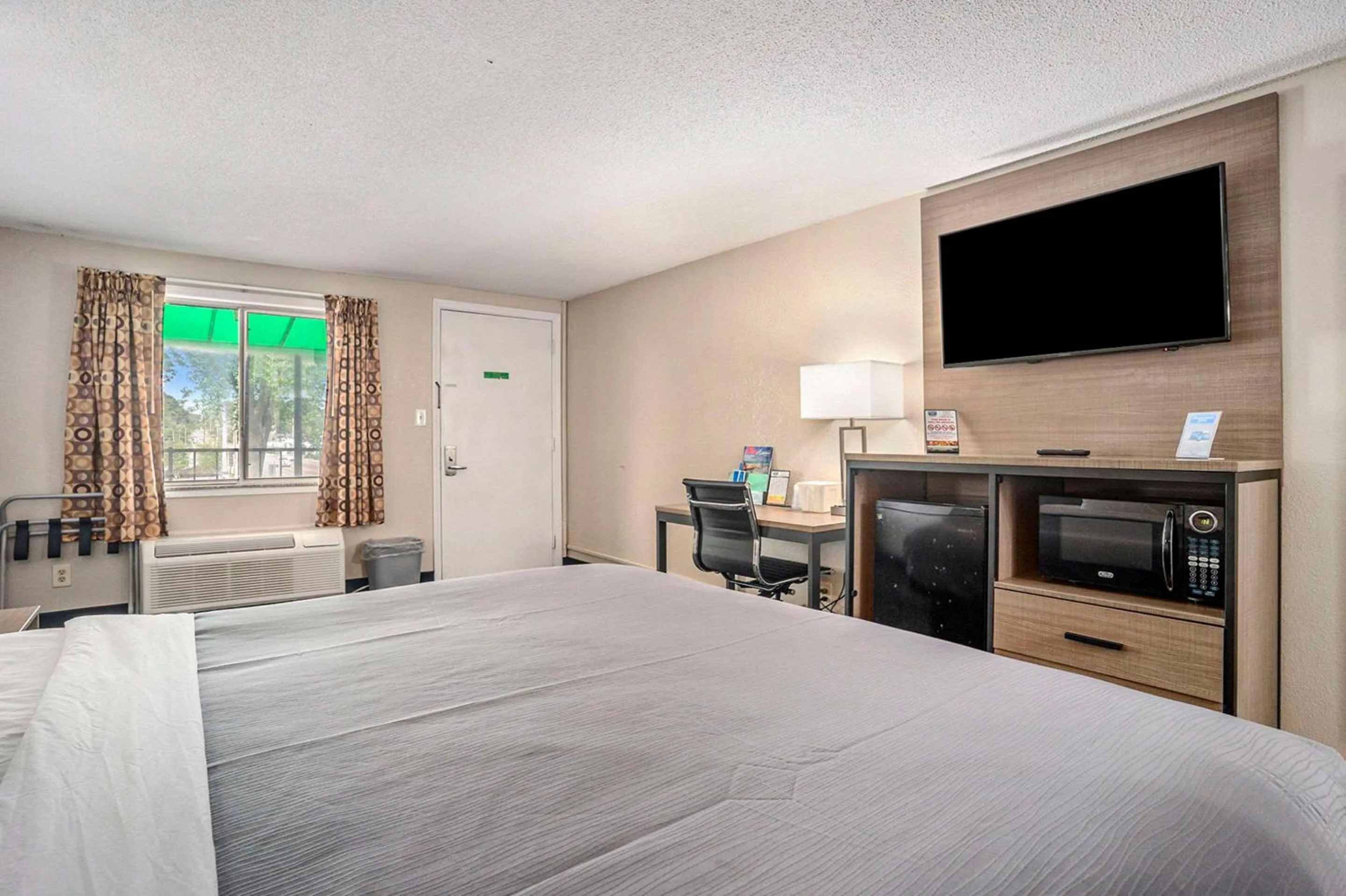 Bedroom, Bed in Rodeway Inn Grand Haven