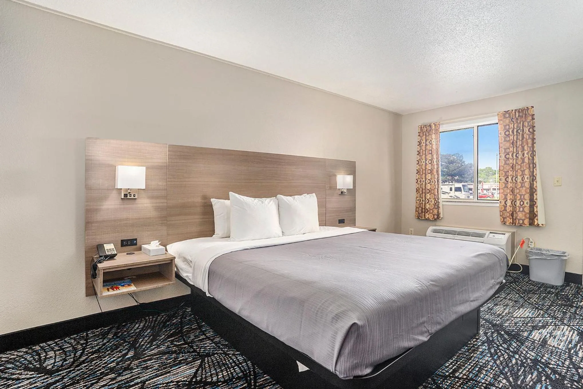 Bedroom, Bed in Rodeway Inn Grand Haven