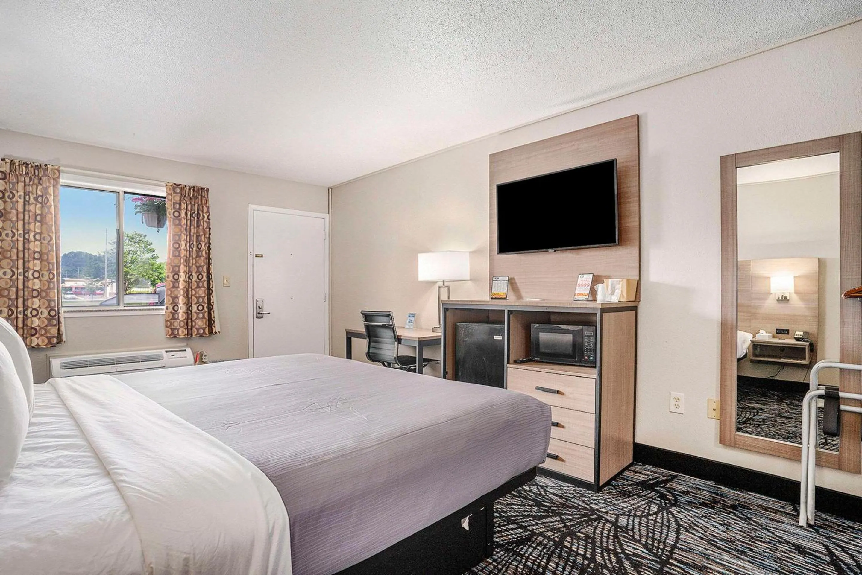 Bedroom, Bed in Rodeway Inn Grand Haven