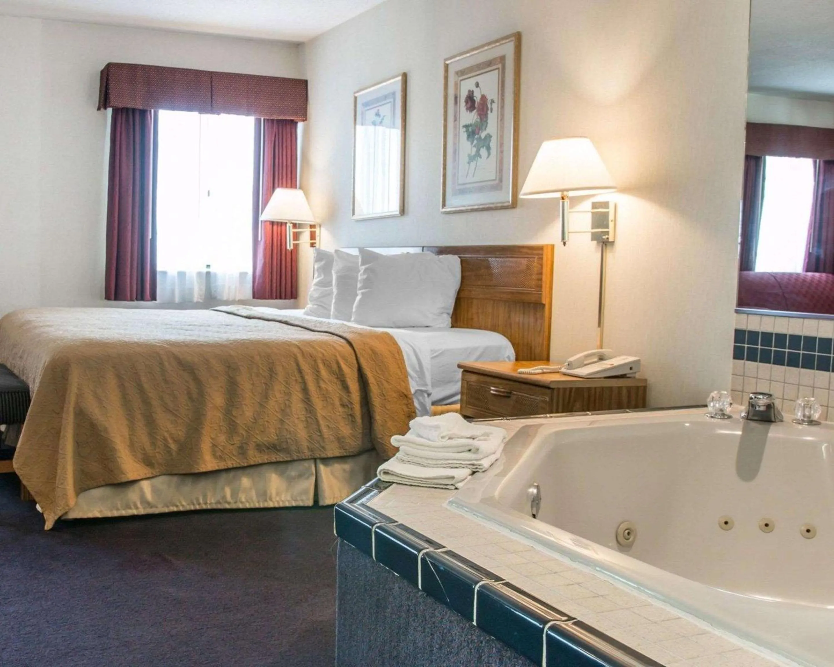 Bedroom, Bed in Quality Inn Hudsonville South