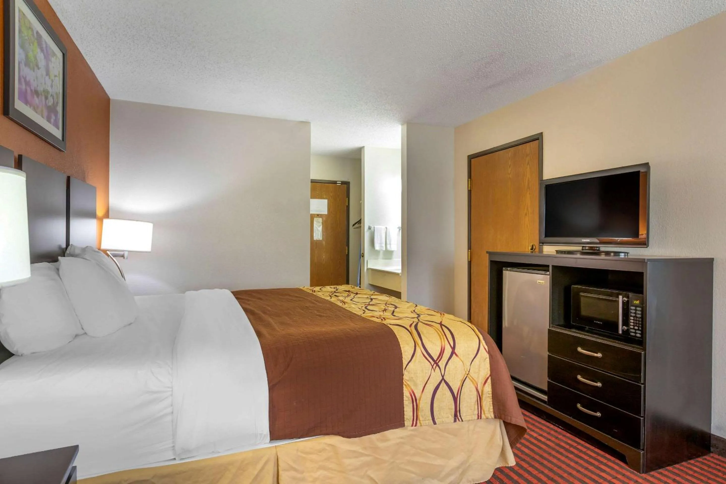 Photo of the whole room, Bed in Rodeway Inn